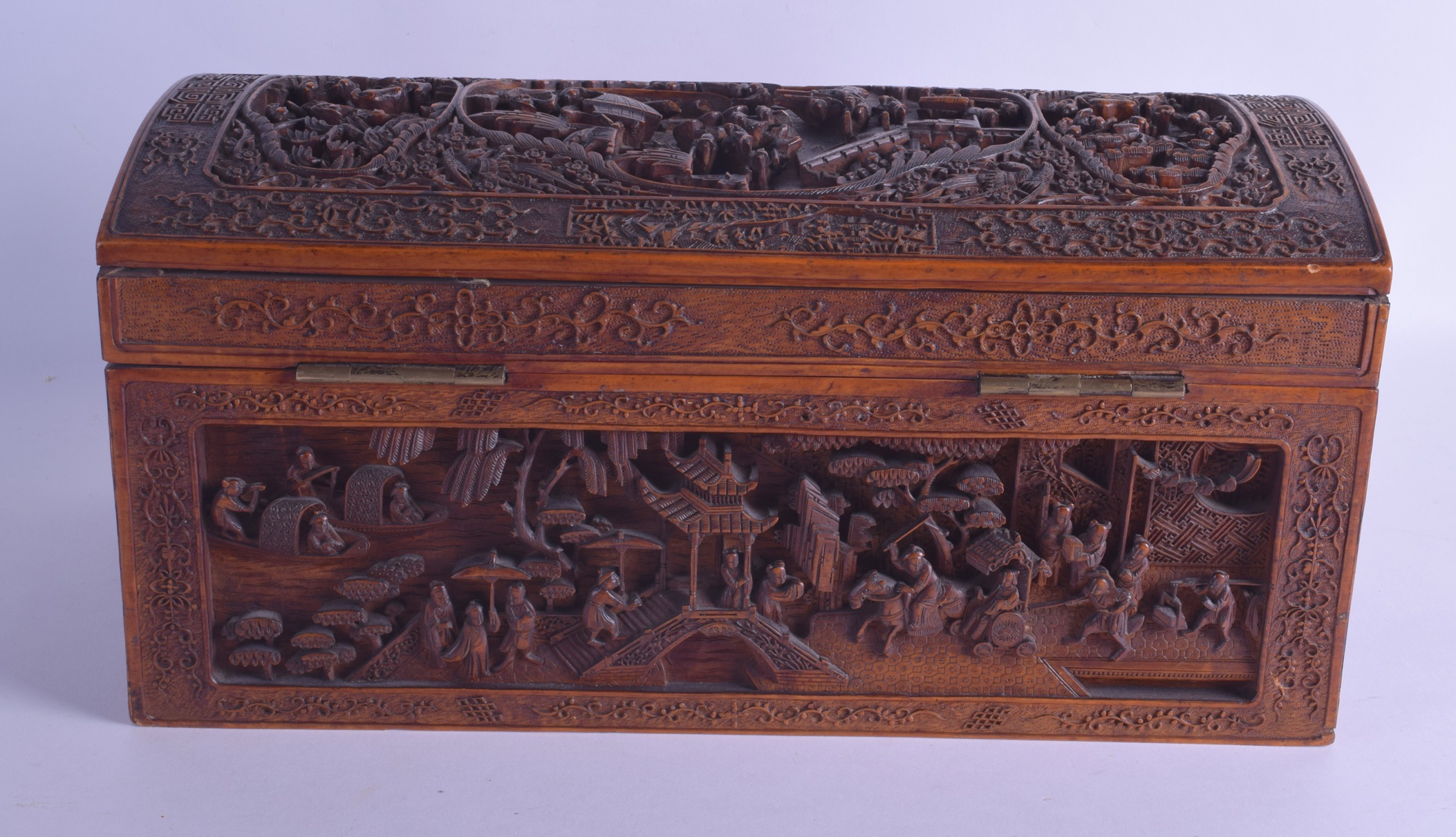 AN IMPORTANT LARGE 18TH/19TH CENTURY CHINESE CARVED SANDALWOOD CASKET AND COVER by Sung Sing Gung, - Bild 3 aus 7