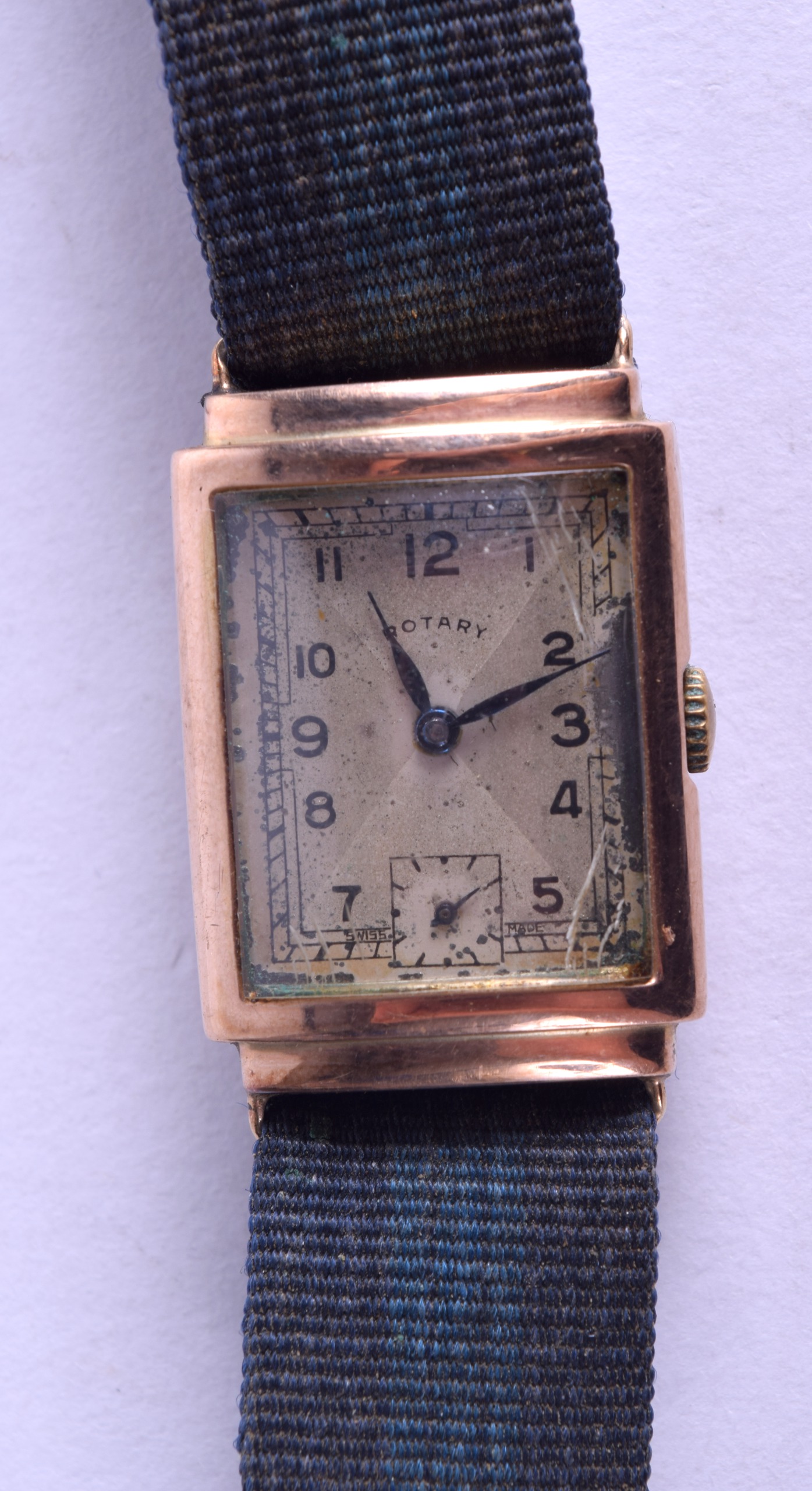 A 1950S 9CT GOLD ROLEX STYLE WRISTWATCH with rectangular dial. Overall 20 grams. Dial 2 cm x 2.5