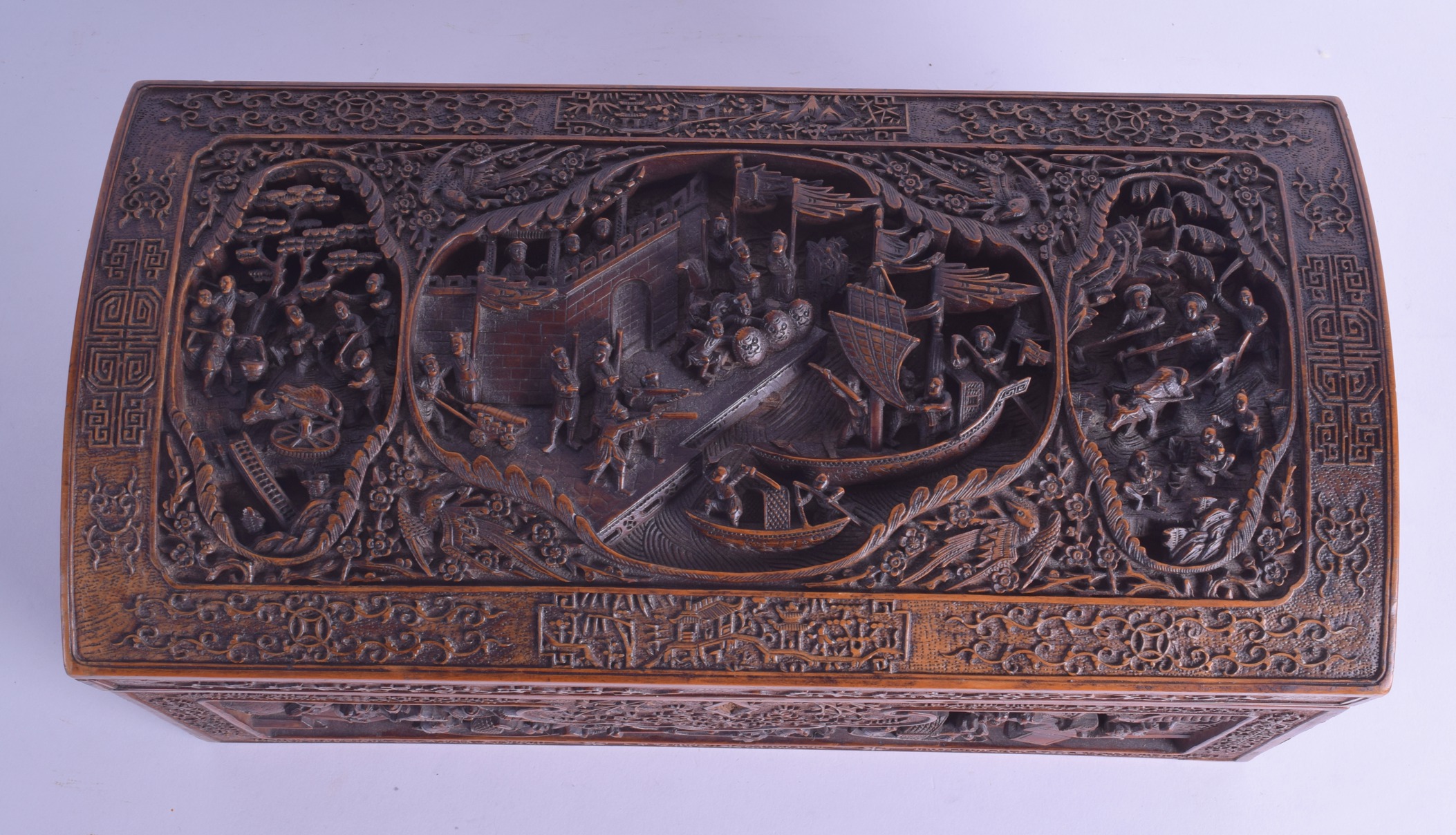 AN IMPORTANT LARGE 18TH/19TH CENTURY CHINESE CARVED SANDALWOOD CASKET AND COVER by Sung Sing Gung, - Bild 2 aus 7