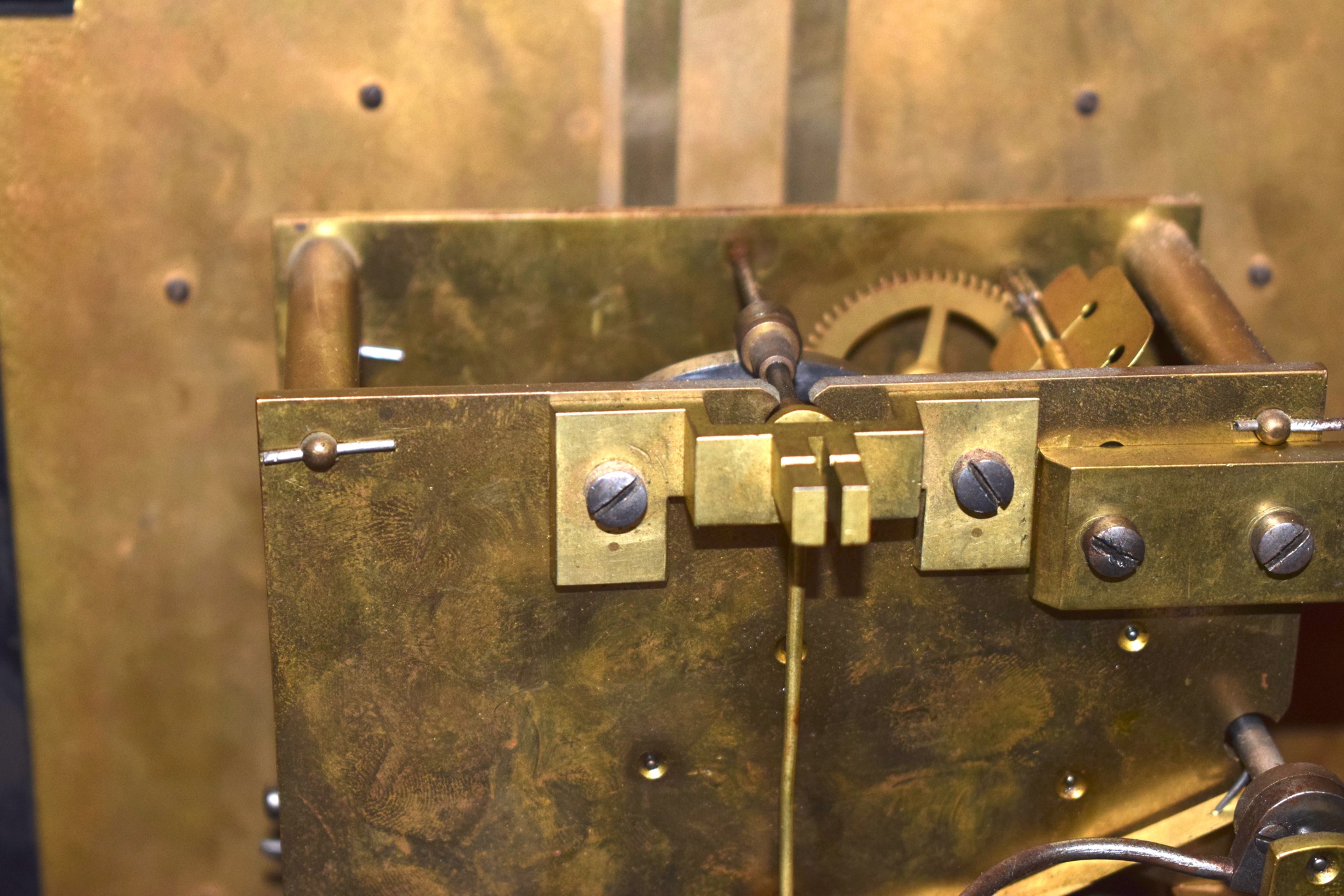 A VERY LARGE 19TH CENTURY EBONISED WESTMINSTER CHIMING BRACKET CLOCK with brass mounts, supported - Bild 7 aus 10