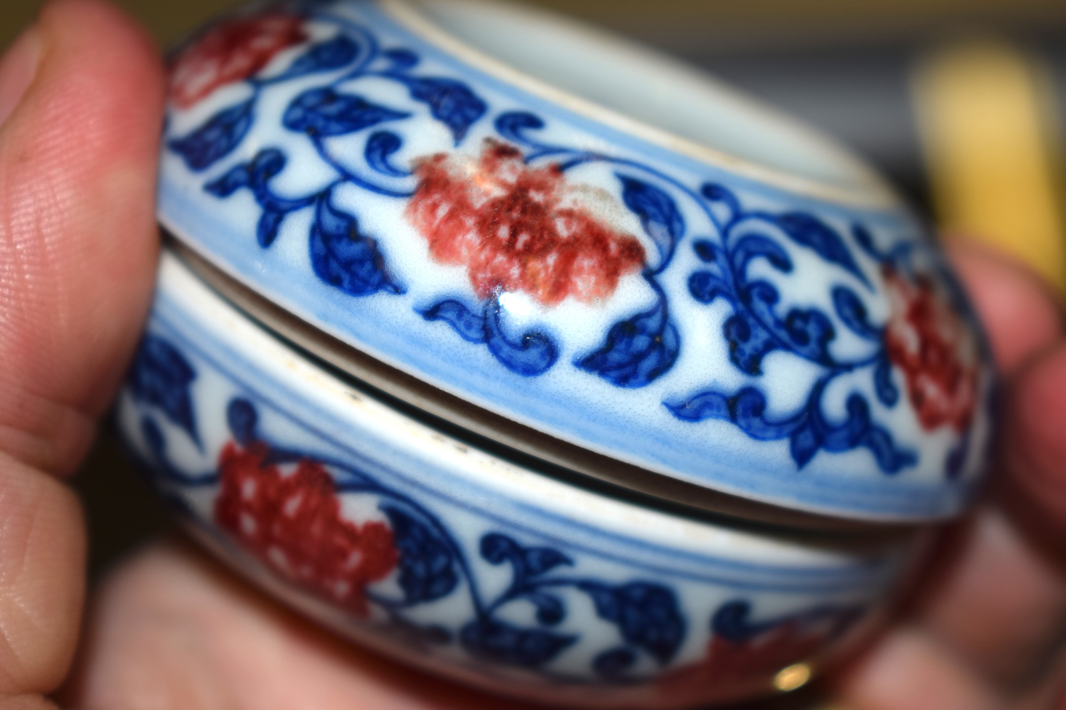 AN UNUSUAL CHINESE BLUE AND WHITE ROUGE BOX AND COVER bearing Yongzheng marks to base, painted - Bild 5 aus 6