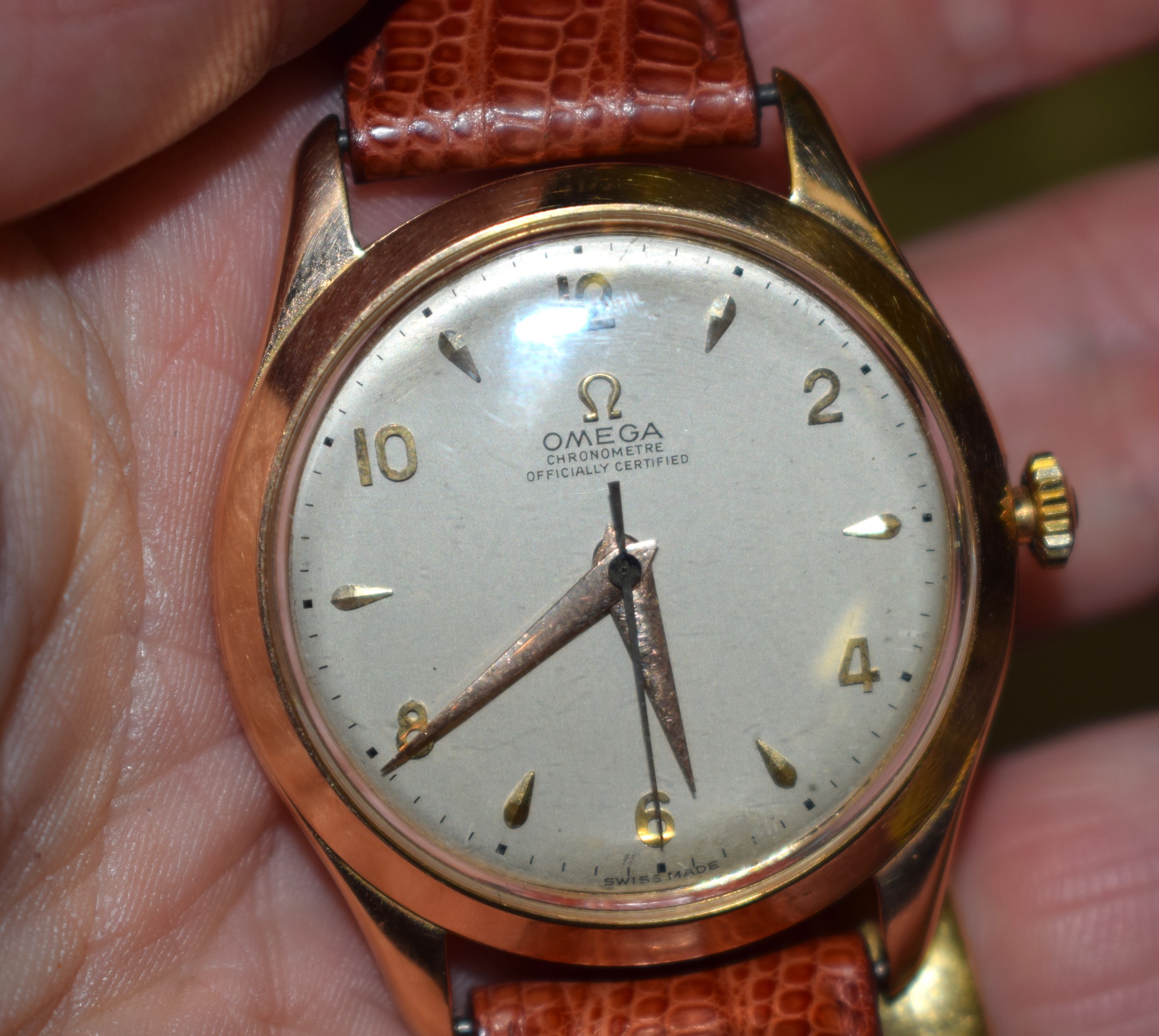 AN 18CT GOLD OMEGA CHRONOMETER WRISTWATCH with silvered dial and black numerals. Overall 39 grams. - Image 6 of 7