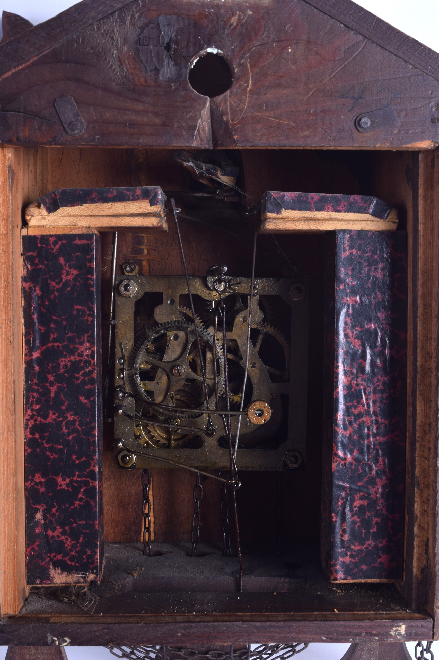 AN EARLY 20TH CENTURY BAVARIAN BLACK FOREST CUCKOO CLOCK of naturalistic form. 30 cm x 36 cm. - Bild 2 aus 2