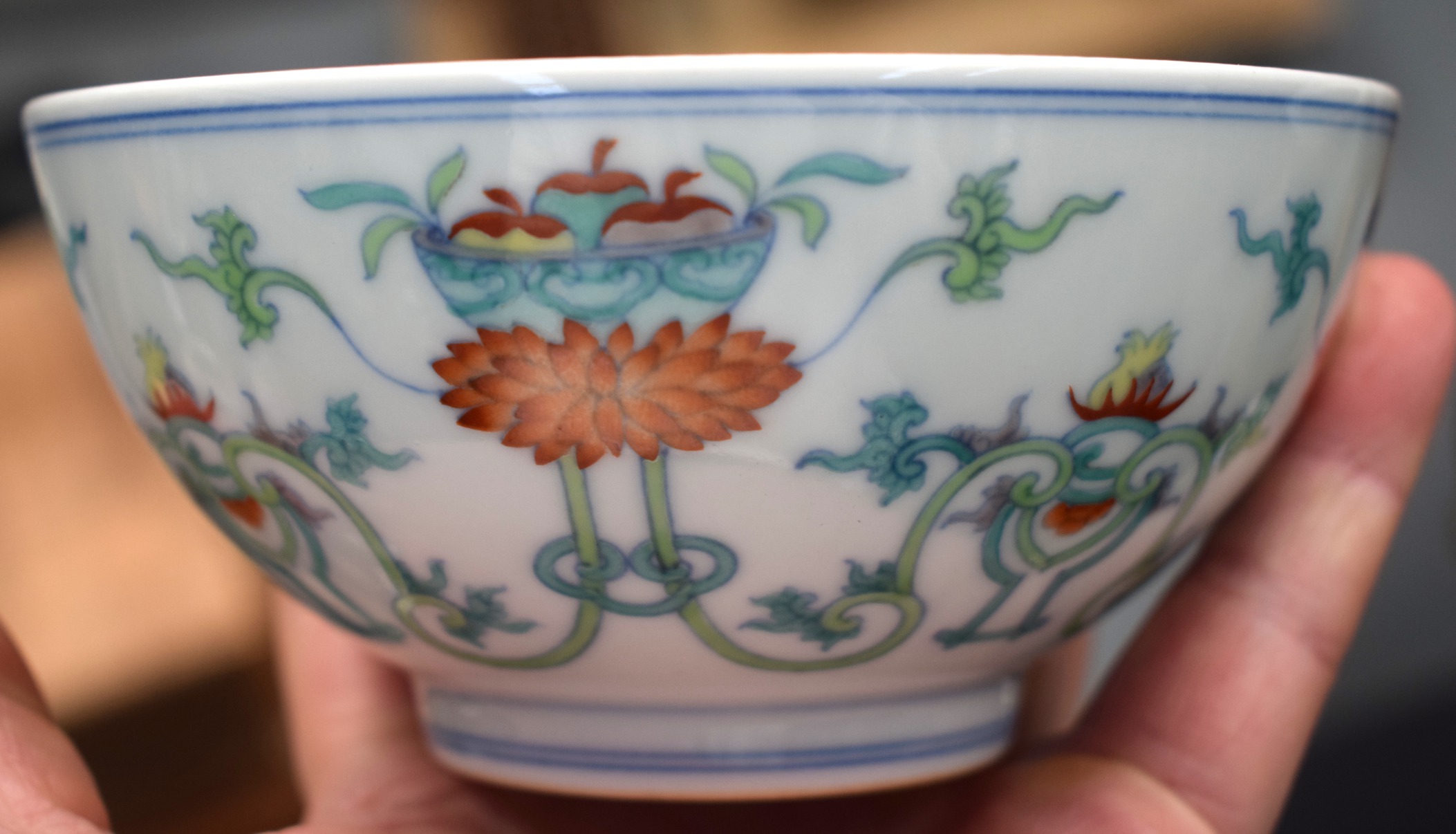 A CHINESE DOUCAI PORCELAIN CIRCULAR BOWL bearing Qianlong marks to base, painted with flowers and - Bild 5 aus 18