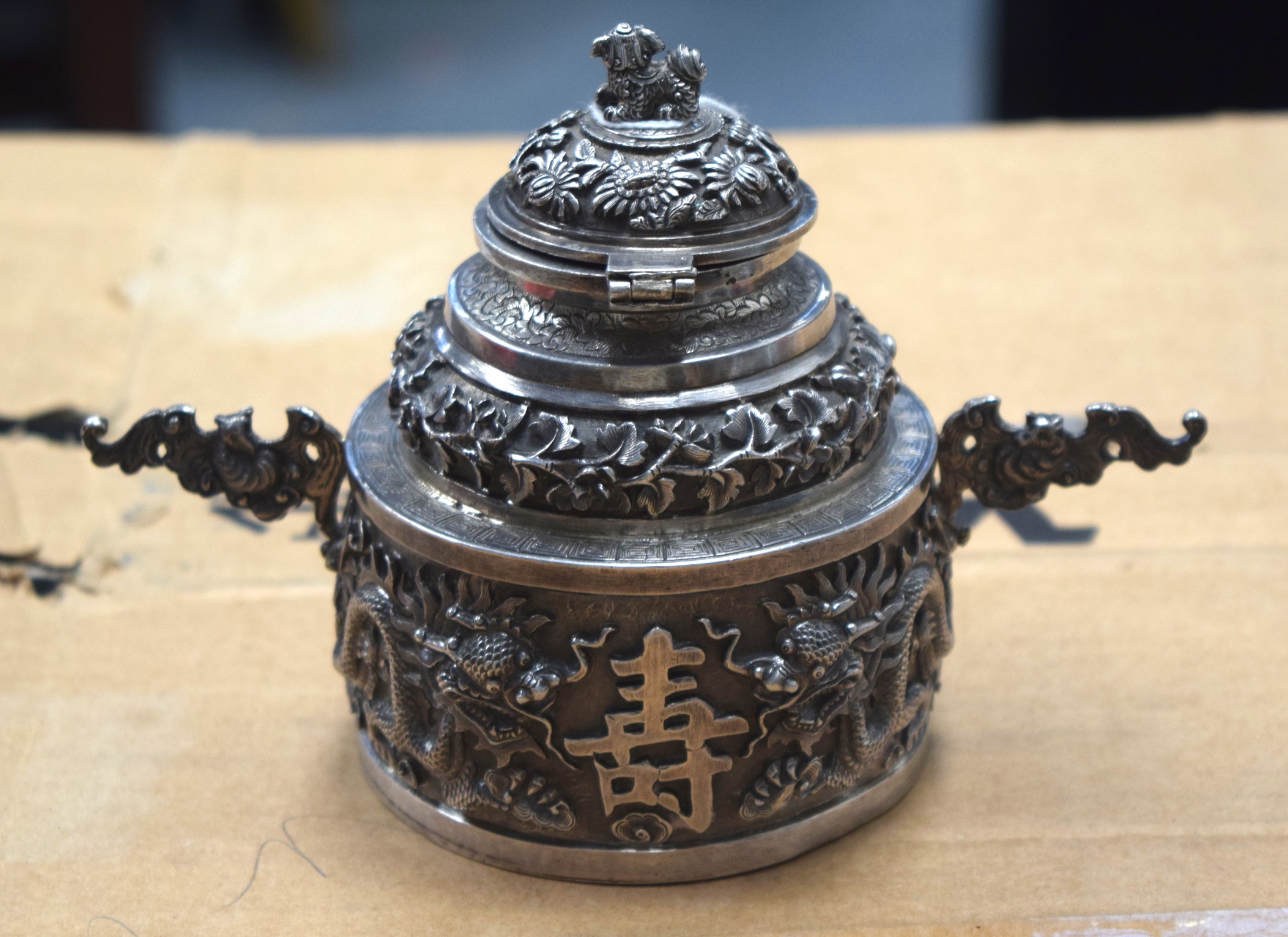A RARE 19TH CENTURY CHINESE EXPORT SILVER TWIN HANDLED CENSER AND COVER decorated in relief with - Bild 4 aus 7
