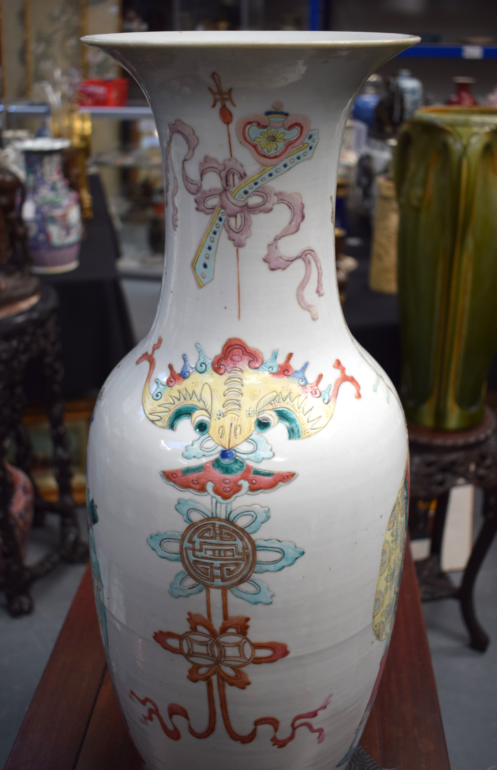 A GOOD LARGE 19TH CENTURY CHINESE FAMILLE ROSE PORCELAIN VASE Jiaqing/Daoguang, painted with - Bild 20 aus 22