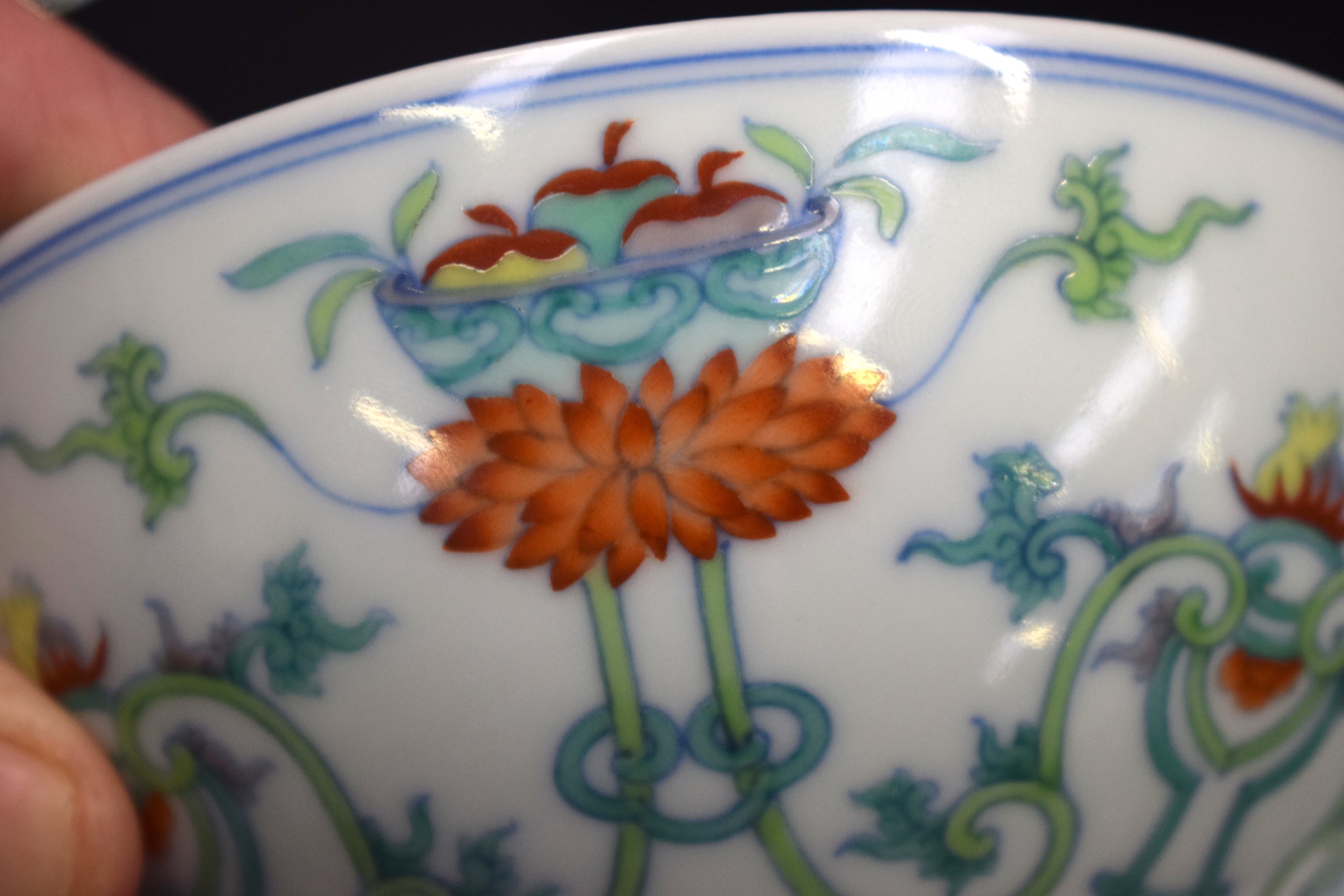 A CHINESE DOUCAI PORCELAIN CIRCULAR BOWL bearing Qianlong marks to base, painted with flowers and - Bild 14 aus 18