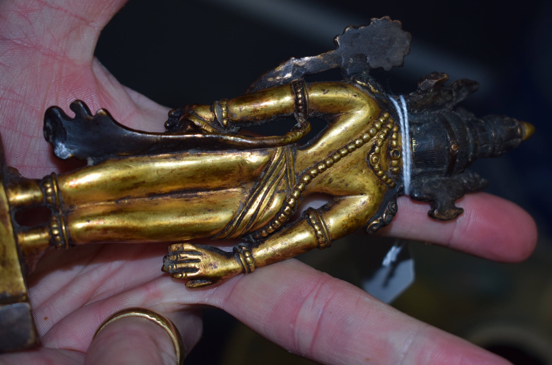 A GOOD 18TH/19TH CENTURY CHINESE TIBETAN GILT BRONZE FIGURE OF A BUDDHA modelled standing upon a - Bild 5 aus 8