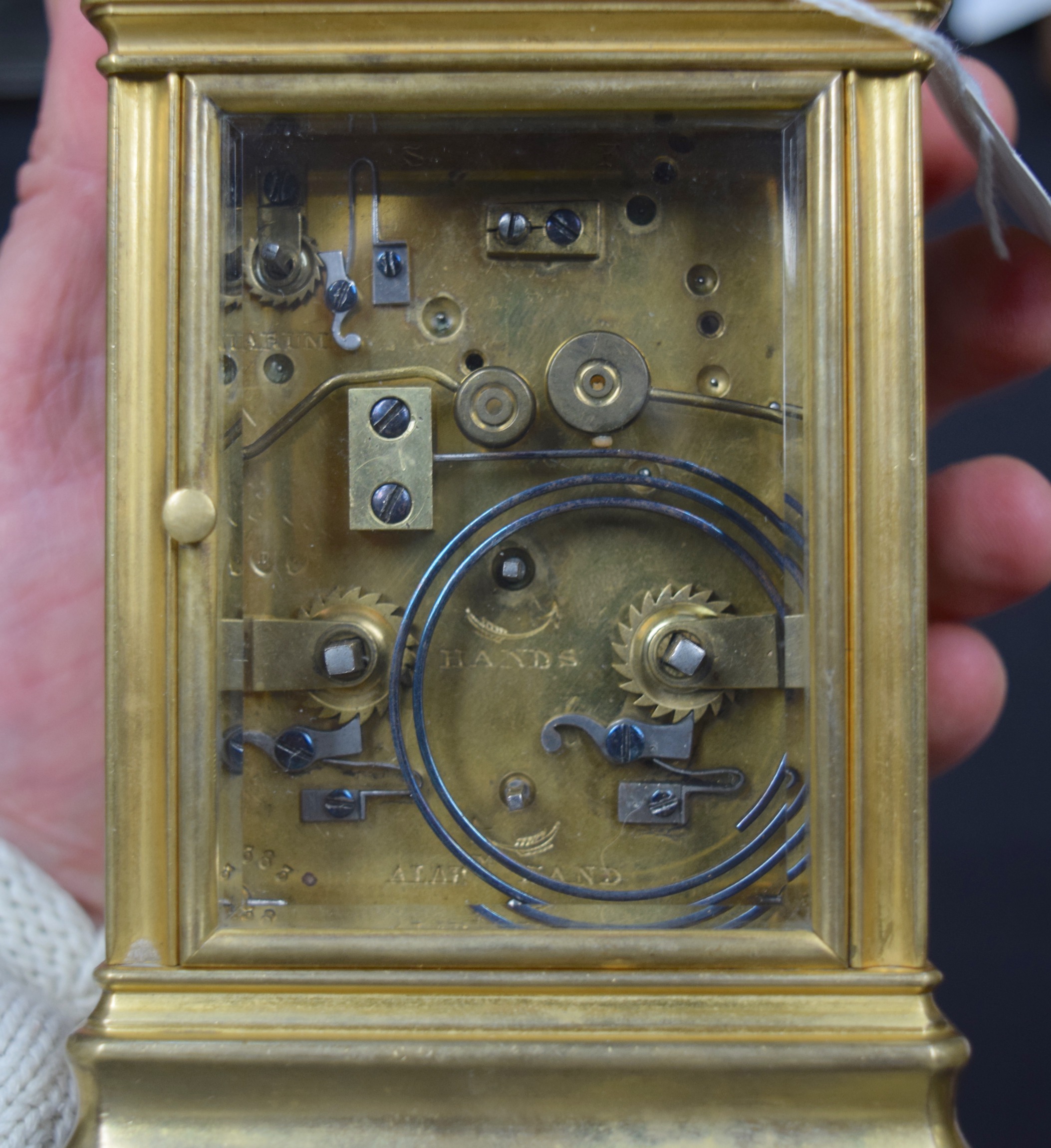 A FRENCH REPEATING BRASS CARRIAGE CLOCK with finely engraved brass face plate and multi dial. 16.5 - Bild 4 aus 5