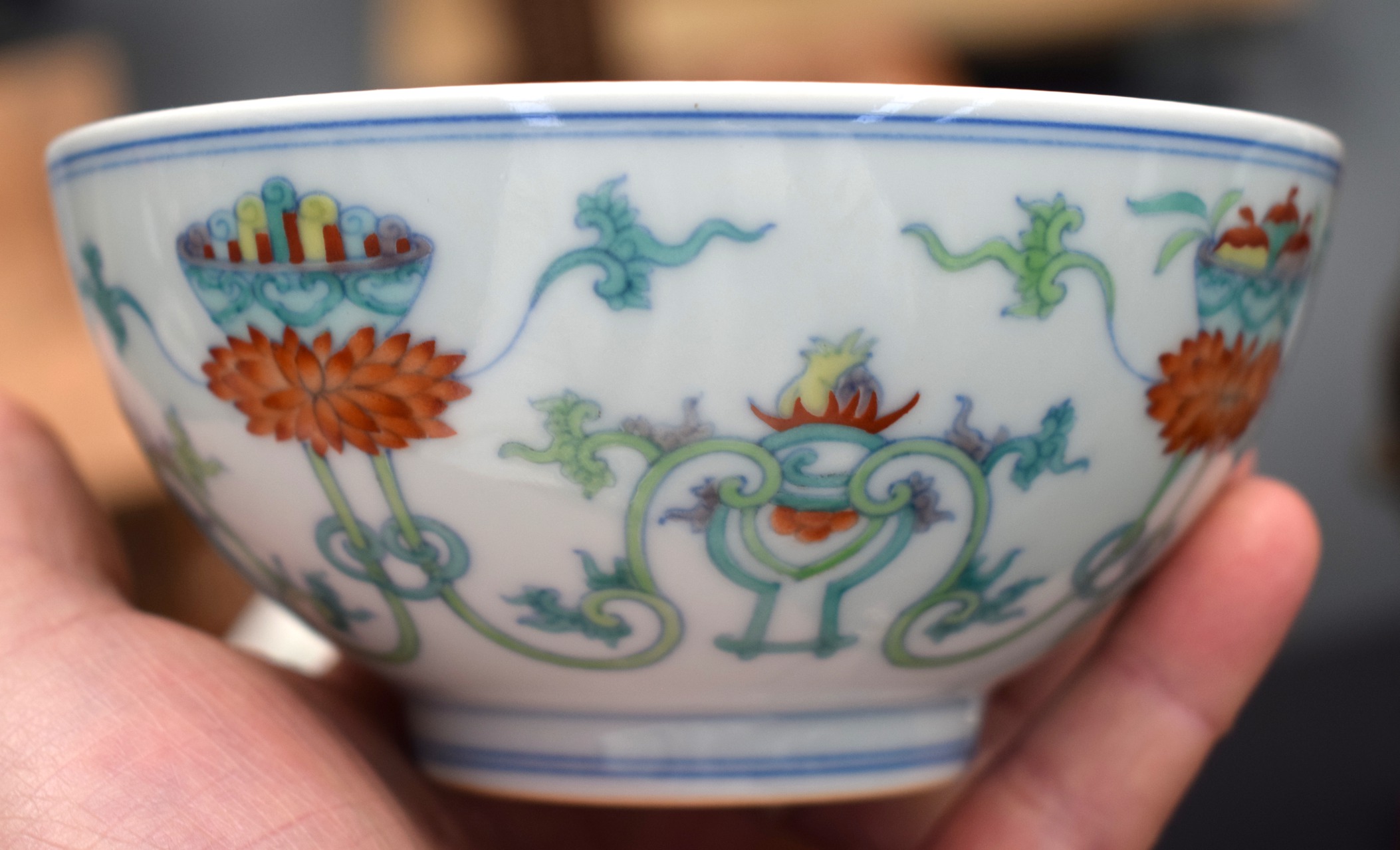 A CHINESE DOUCAI PORCELAIN CIRCULAR BOWL bearing Qianlong marks to base, painted with flowers and - Bild 4 aus 18