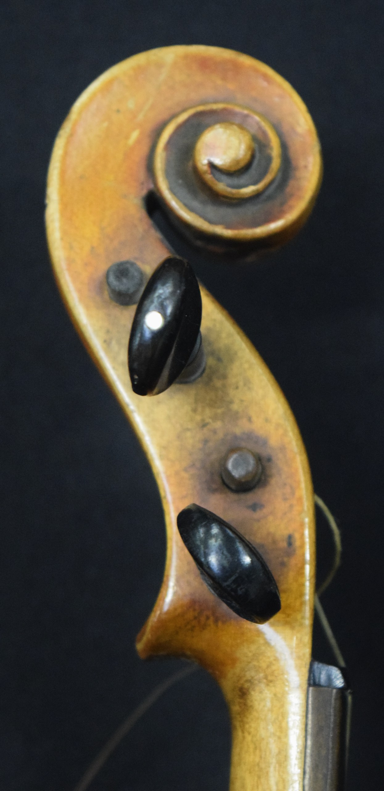 AN EARLY 20TH CENTURY VIOLIN. - Image 3 of 4