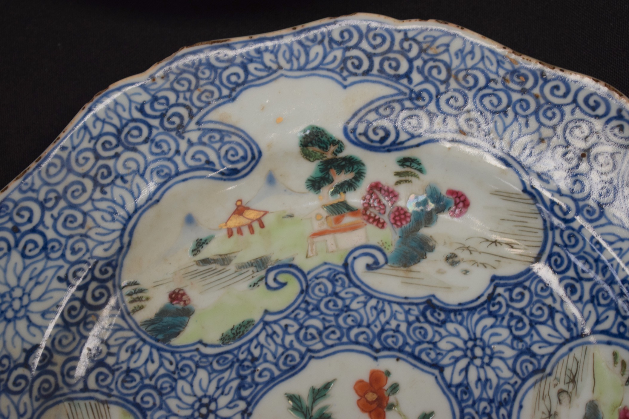 A GOOD 18TH CENTURY CHINESE DOUCAI PORCELAIN SAUCER DISH Qianlong mark and late in the period, - Bild 6 aus 8