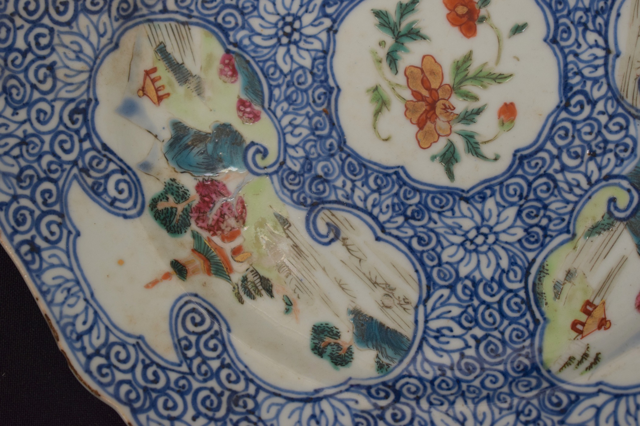 A GOOD 18TH CENTURY CHINESE DOUCAI PORCELAIN SAUCER DISH Qianlong mark and late in the period, - Bild 7 aus 8