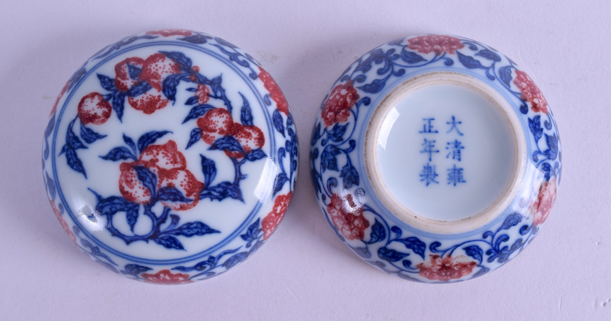 AN UNUSUAL CHINESE BLUE AND WHITE ROUGE BOX AND COVER bearing Yongzheng marks to base, painted - Bild 2 aus 6