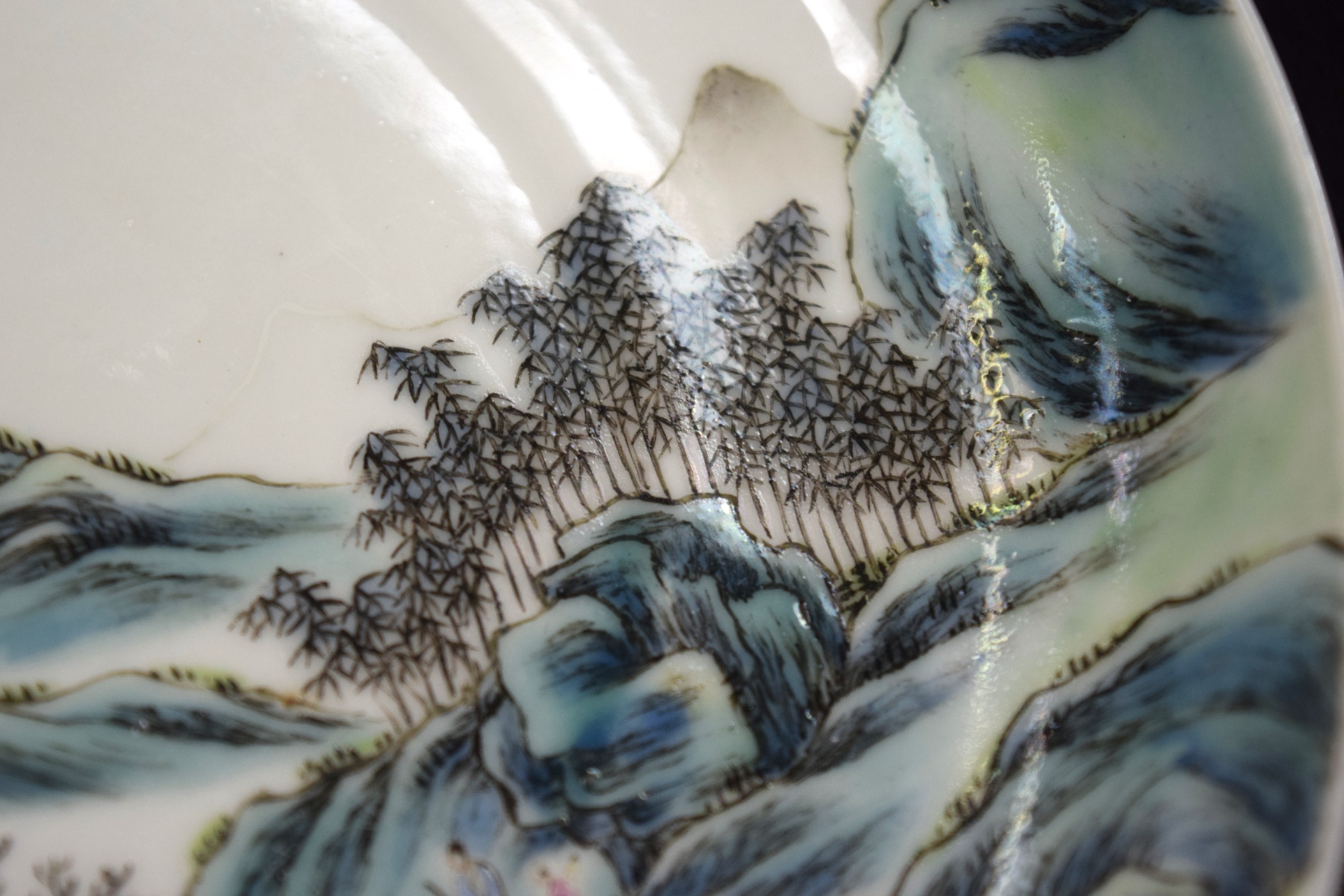 A FINE CHINESE REPUBLICAN PERIOD FAMILLE ROSE LANDSCAPE PLATE with gold footrim, bearing Yongzheng - Bild 19 aus 25