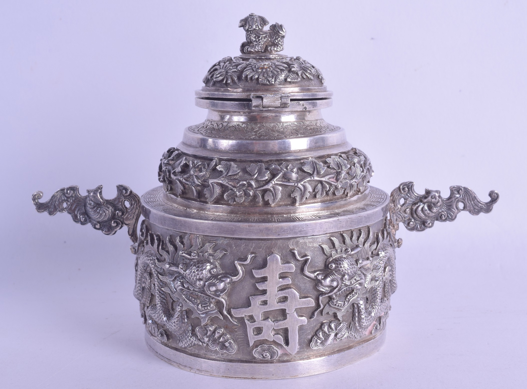 A RARE 19TH CENTURY CHINESE EXPORT SILVER TWIN HANDLED CENSER AND COVER decorated in relief with - Bild 2 aus 7