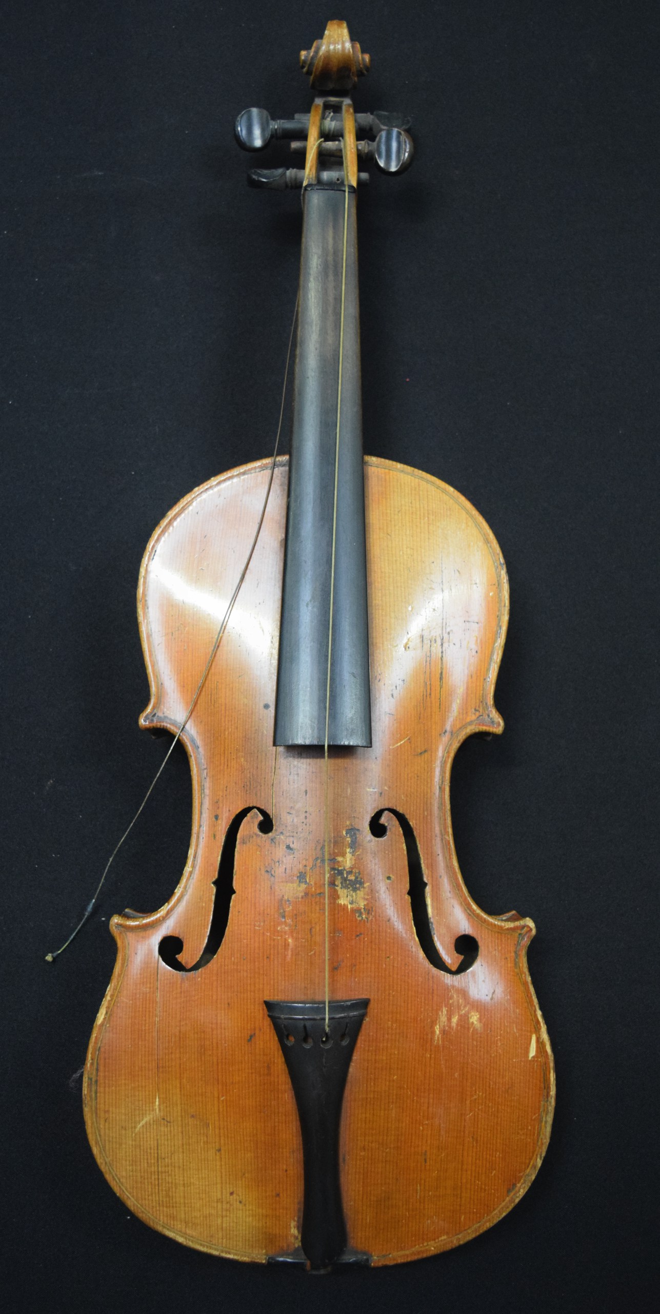 AN EARLY 20TH CENTURY VIOLIN.