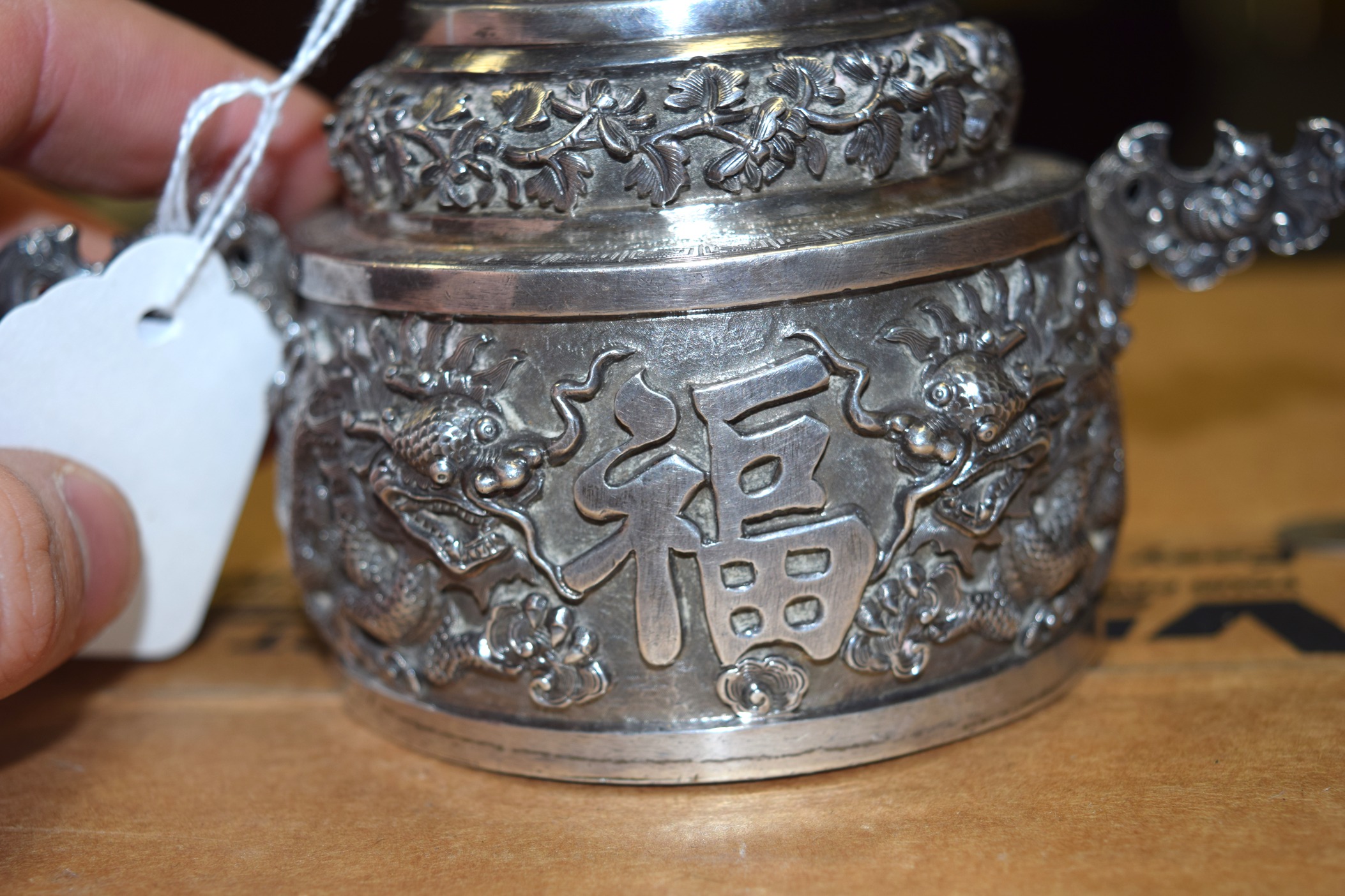 A RARE 19TH CENTURY CHINESE EXPORT SILVER TWIN HANDLED CENSER AND COVER decorated in relief with - Bild 6 aus 7