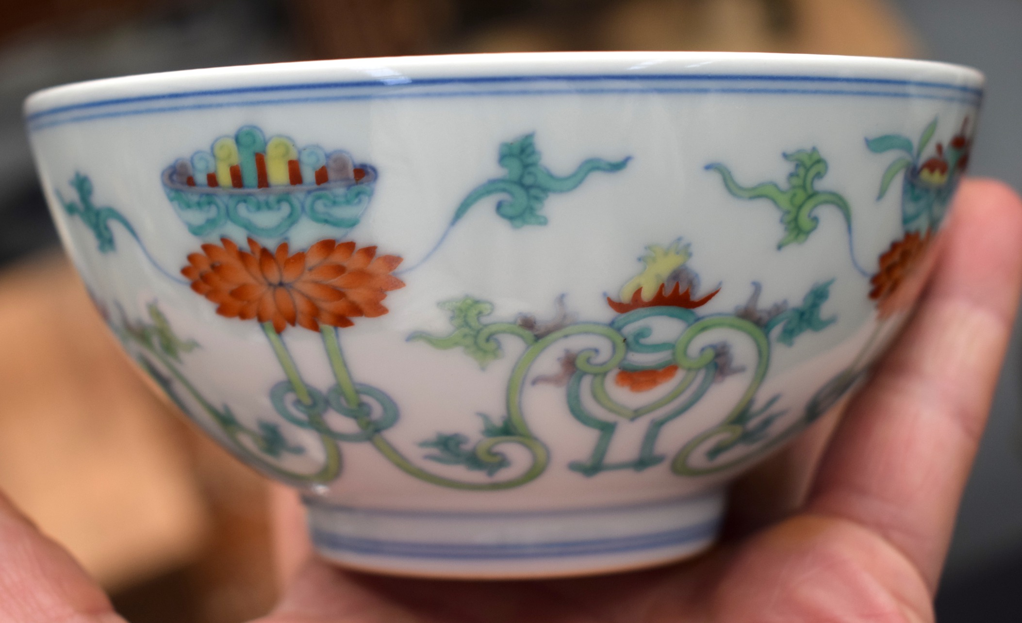 A CHINESE DOUCAI PORCELAIN CIRCULAR BOWL bearing Qianlong marks to base, painted with flowers and - Bild 6 aus 18