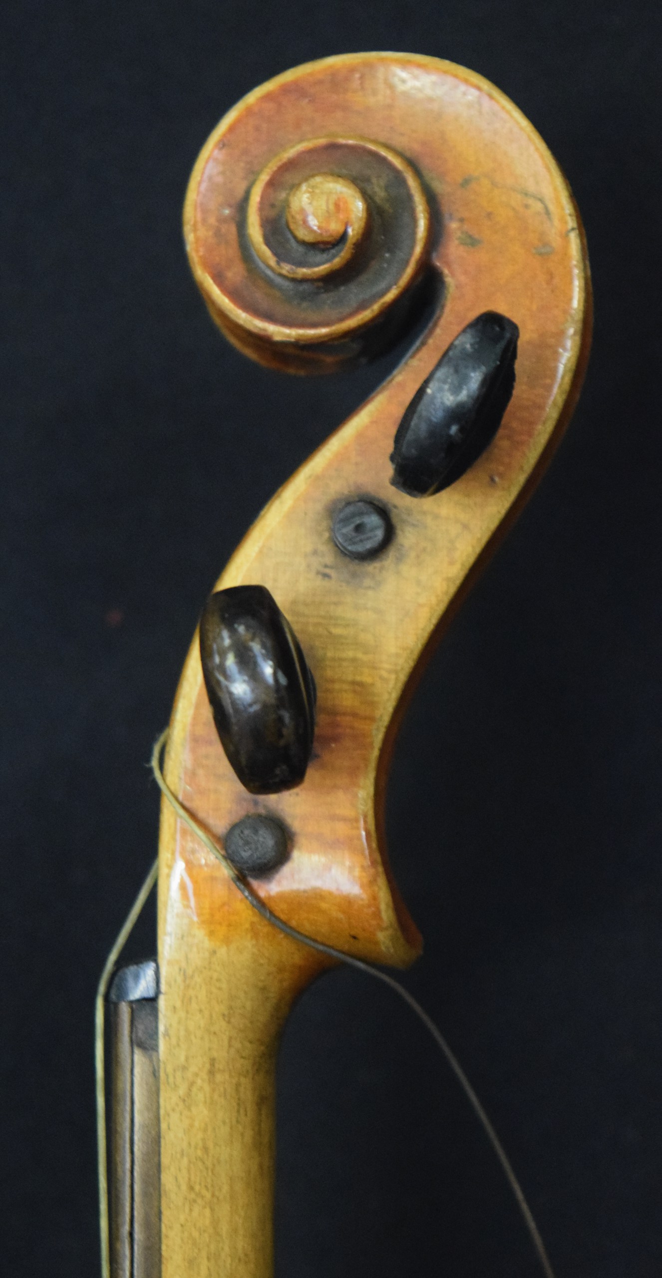 AN EARLY 20TH CENTURY VIOLIN. - Image 4 of 4