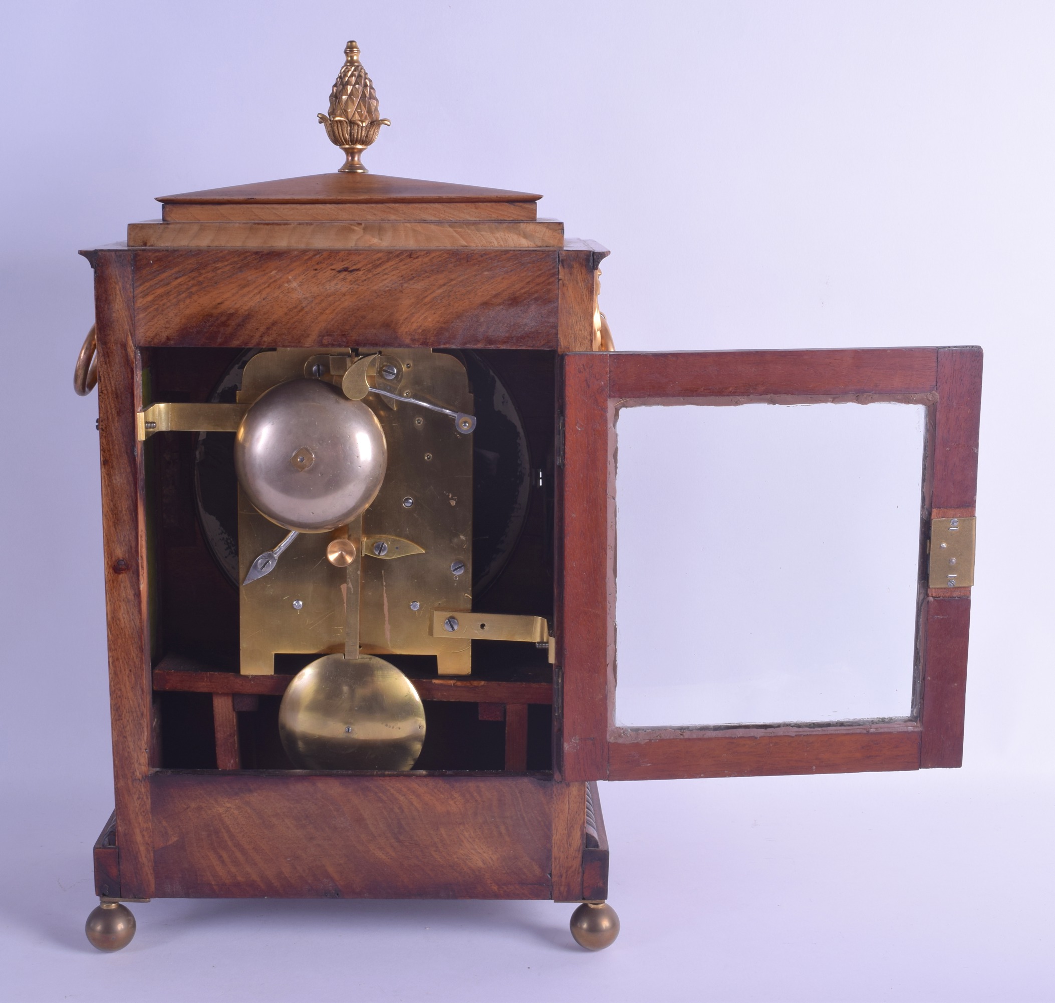 AN EARLY 19TH CENTURY ENGLISH MAHOGANY BRACKET CLOCK by Hewitt of London, inlaid in brass with - Bild 3 aus 3