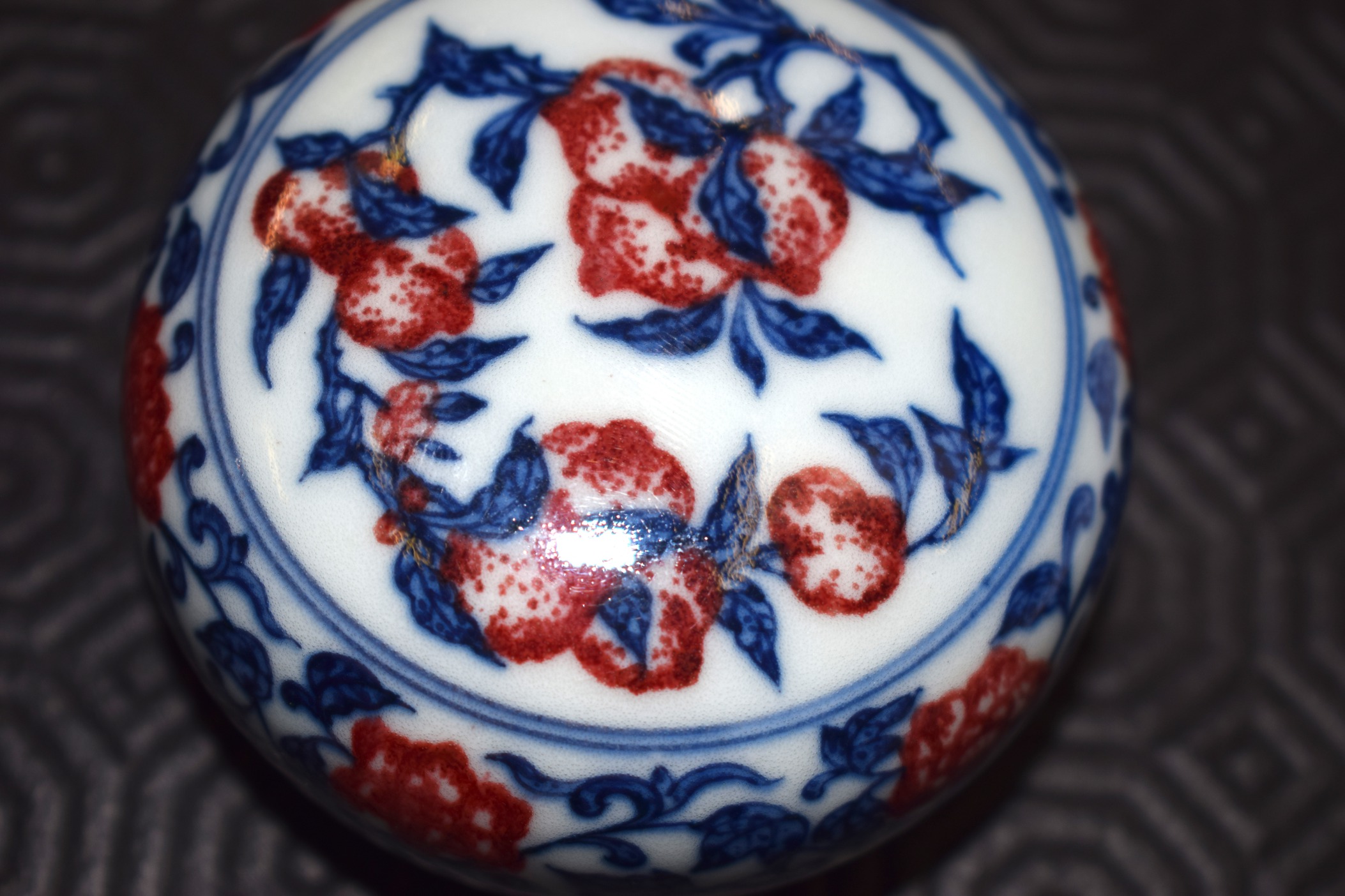 AN UNUSUAL CHINESE BLUE AND WHITE ROUGE BOX AND COVER bearing Yongzheng marks to base, painted - Bild 3 aus 6