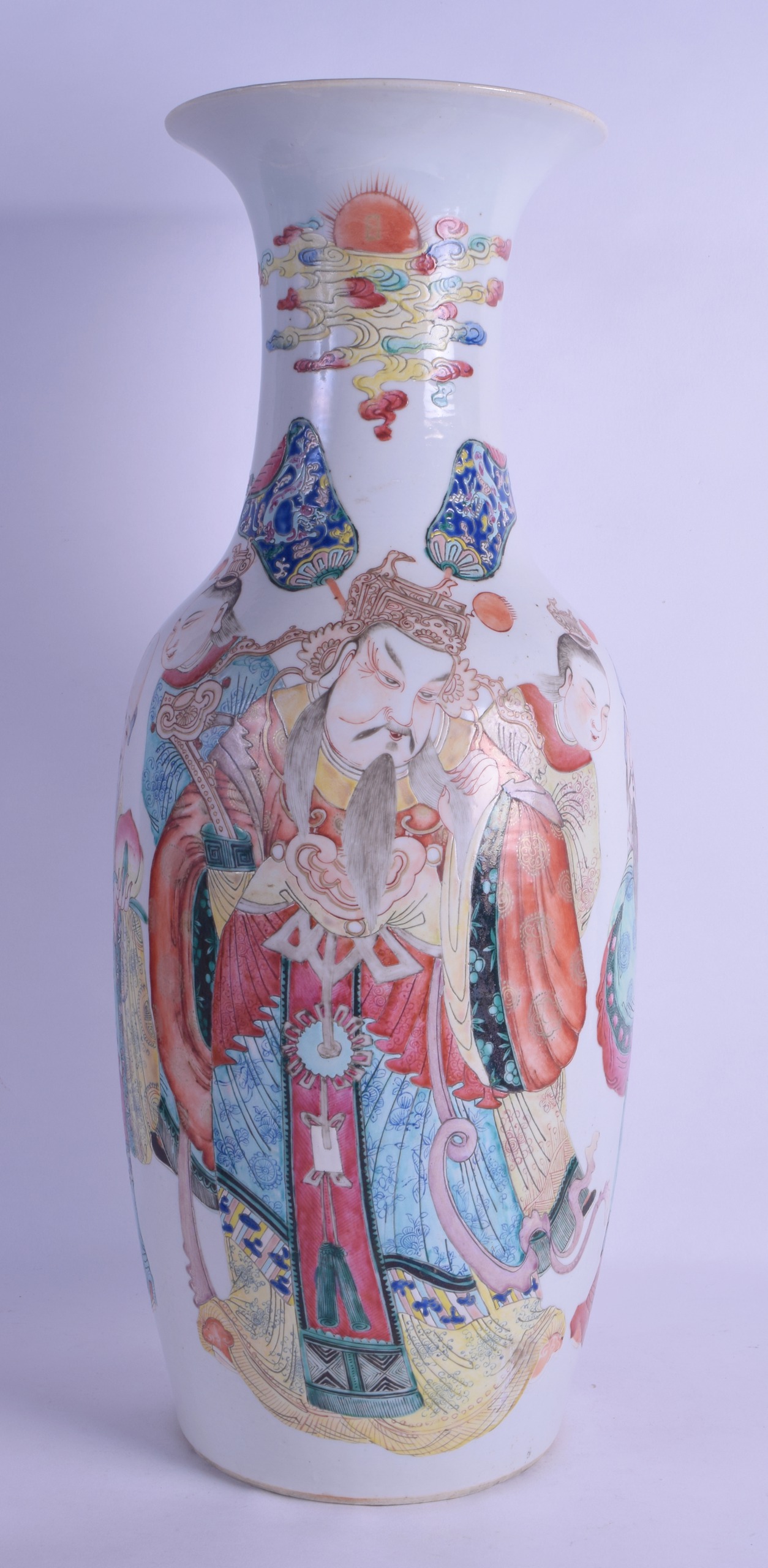 A GOOD LARGE 19TH CENTURY CHINESE FAMILLE ROSE PORCELAIN VASE Jiaqing/Daoguang, painted with