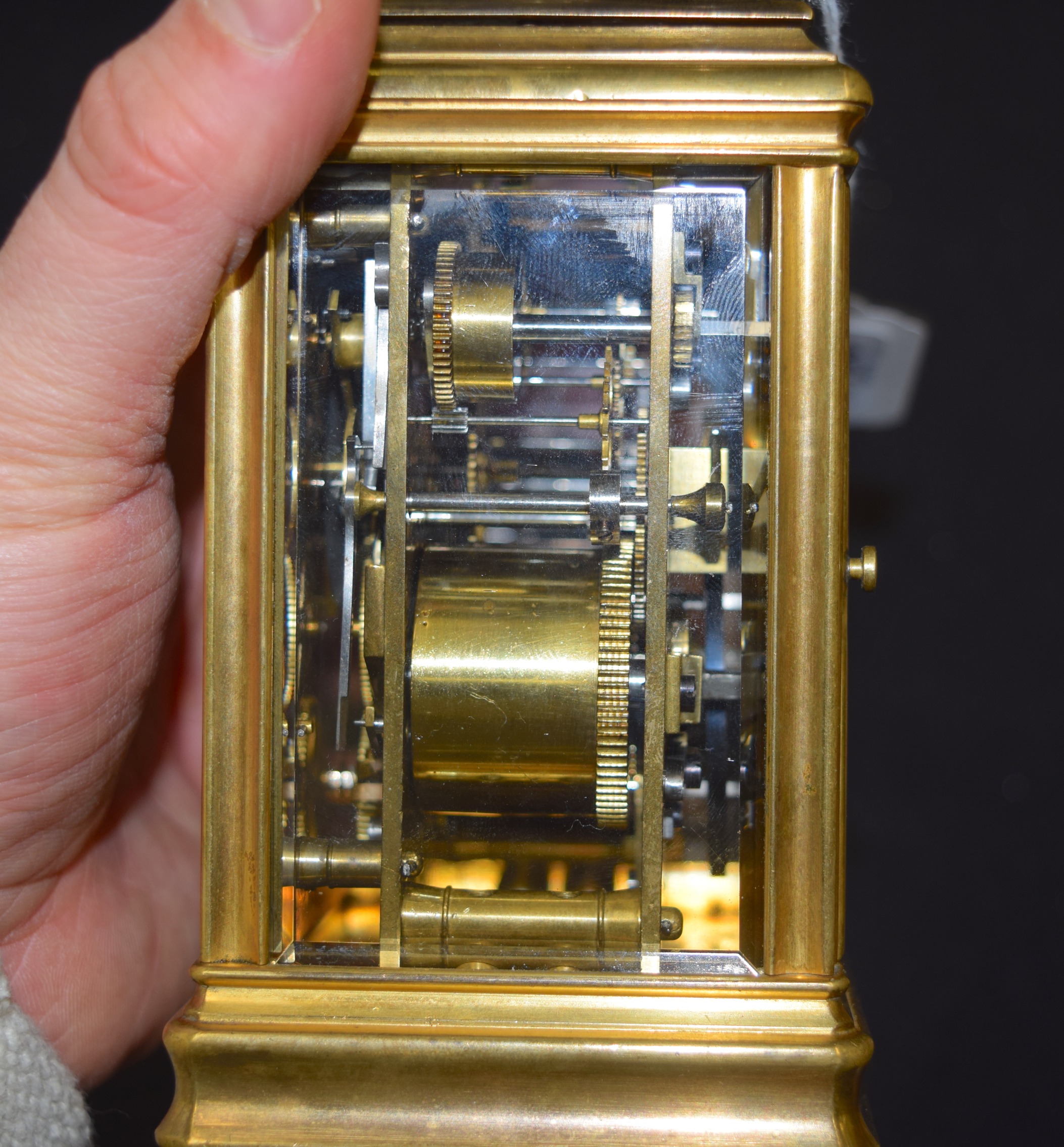 A FRENCH REPEATING BRASS CARRIAGE CLOCK with finely engraved brass face plate and multi dial. 16.5 - Bild 3 aus 5