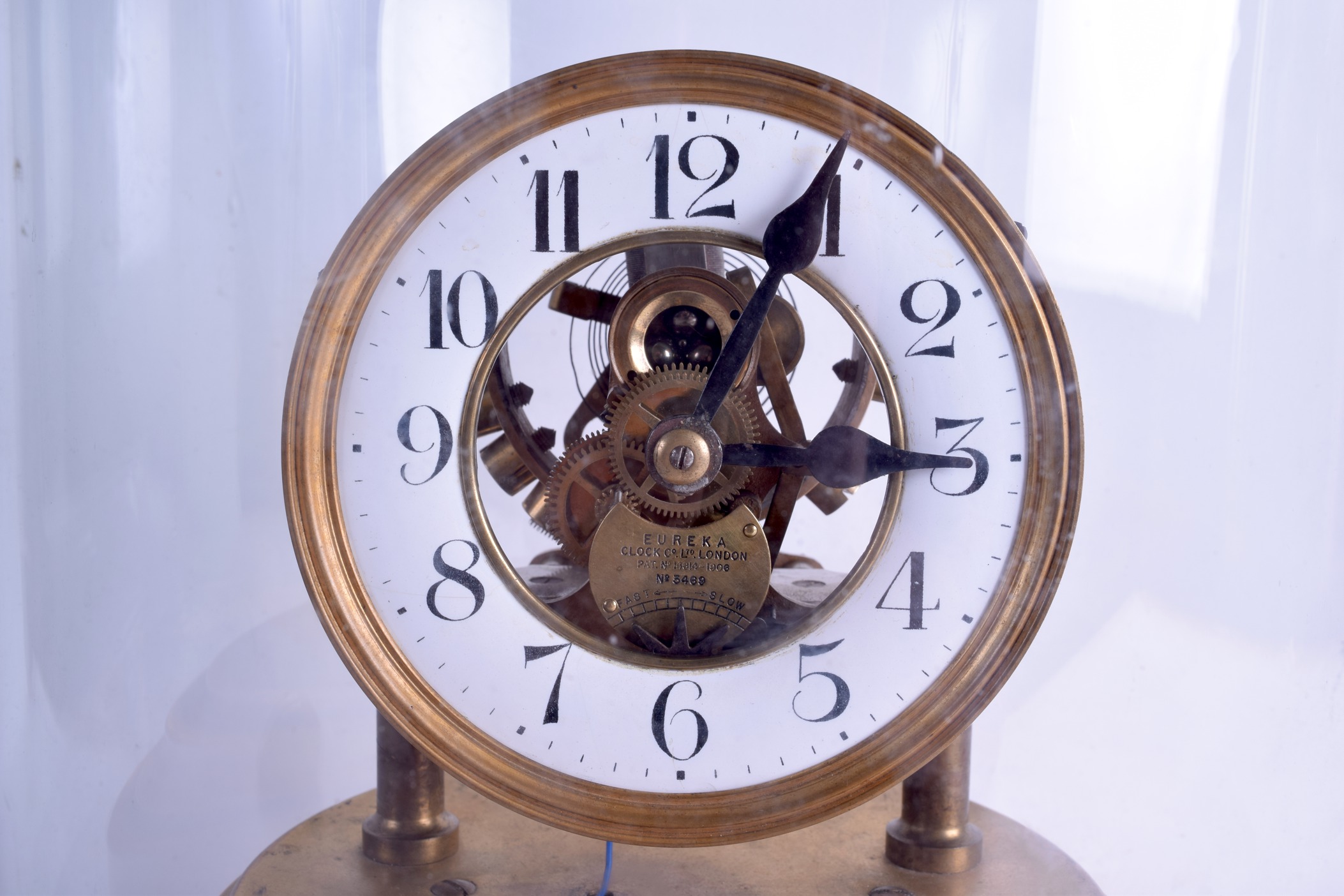 A RARE EUREKA CLOCK CO LONDON ATMOSPHERIC TYPE MANTEL CLOCK within a glass dome, number 3469, with - Bild 2 aus 3