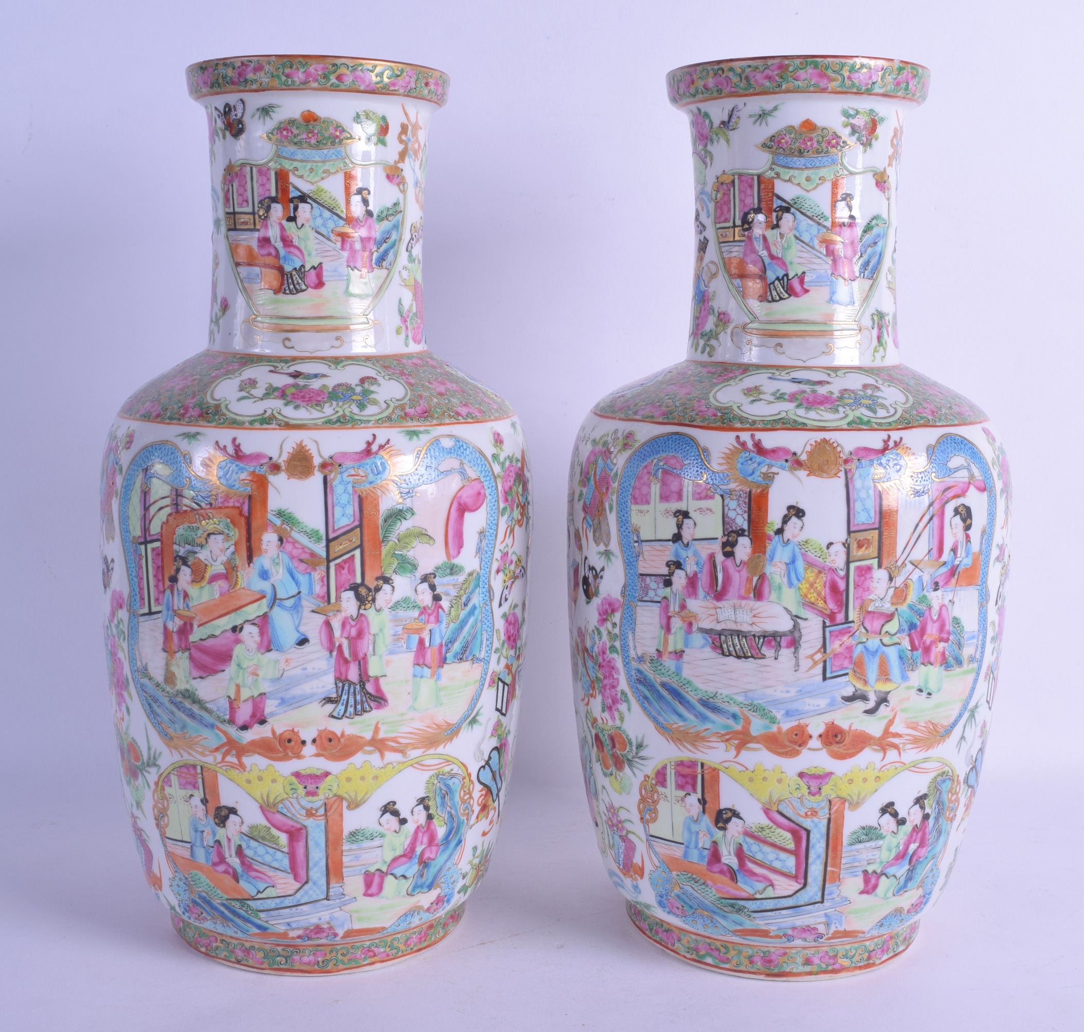 A GOOD PAIR OF 19TH CENTURY CHINESE CANTON FAMILLE ROSE ROULEAU VASES painted with figures, blue - Bild 2 aus 3