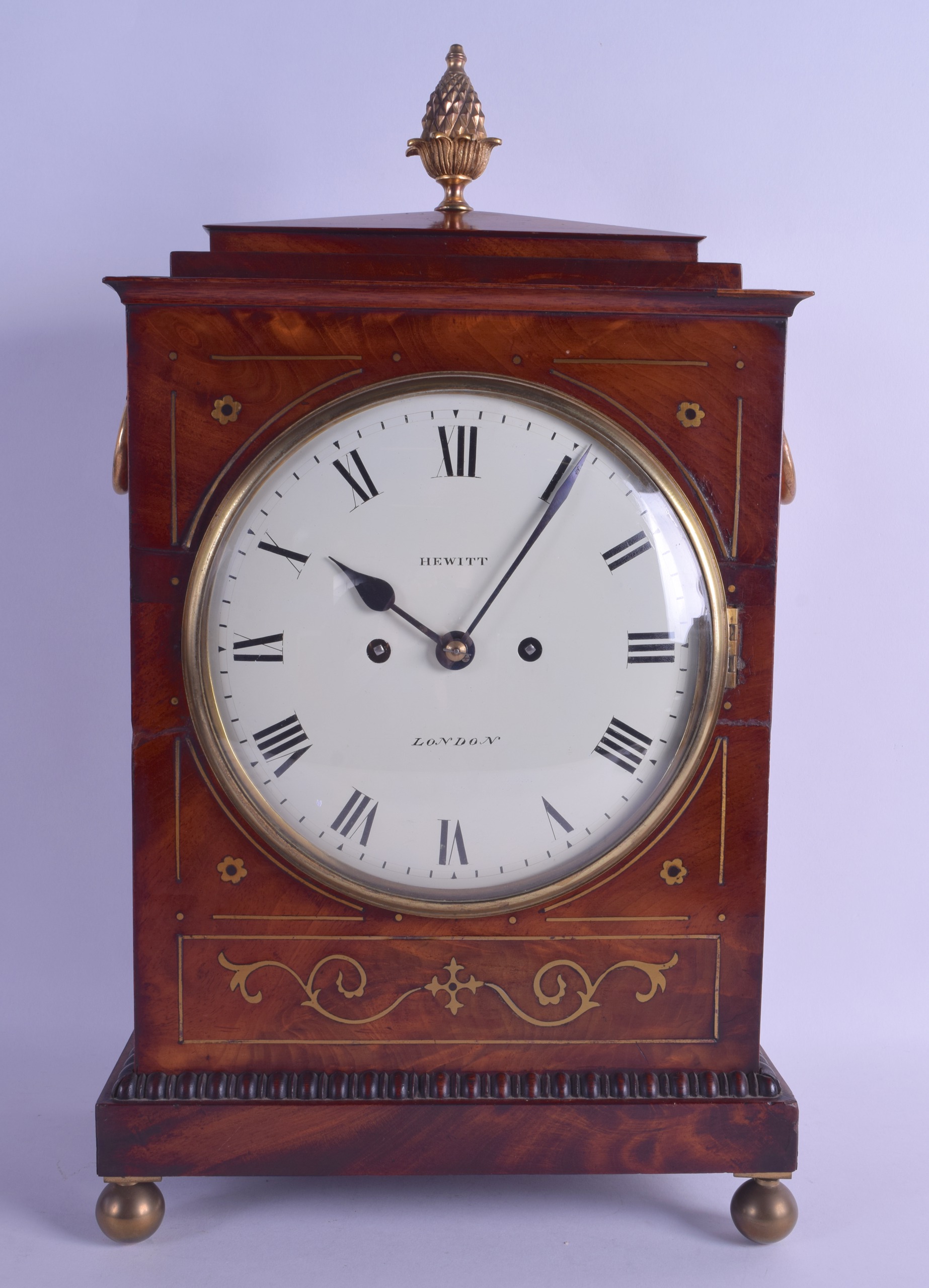 AN EARLY 19TH CENTURY ENGLISH MAHOGANY BRACKET CLOCK by Hewitt of London, inlaid in brass with - Bild 2 aus 3