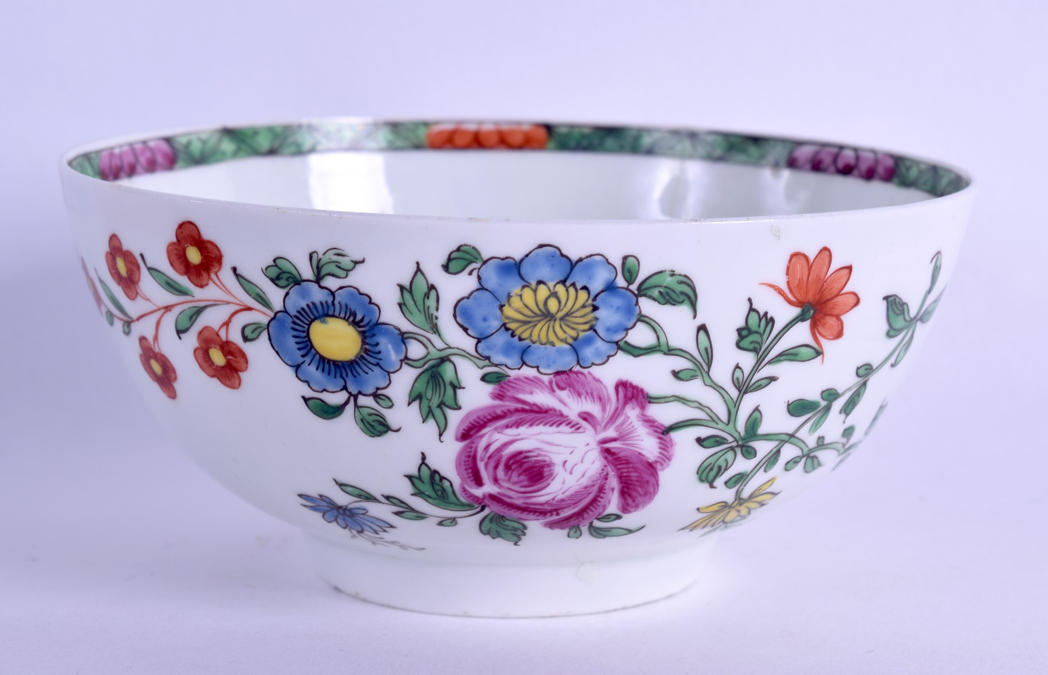 Worcester early Chinese style bowl with famille verte diaper inner border. 12 cm diameter.