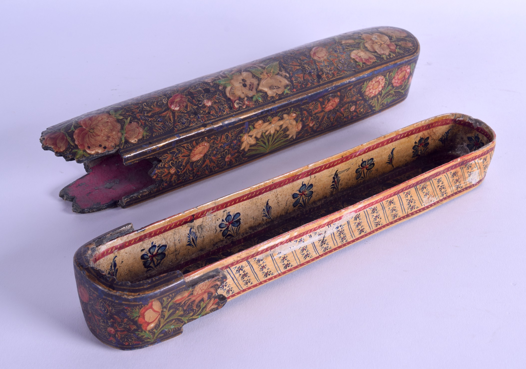 A GOOD 18TH/19TH CENTURY PERSIAN LACQUERED QUAJAR SLIDING PEN BOX painted with extensive foliage and - Bild 2 aus 3