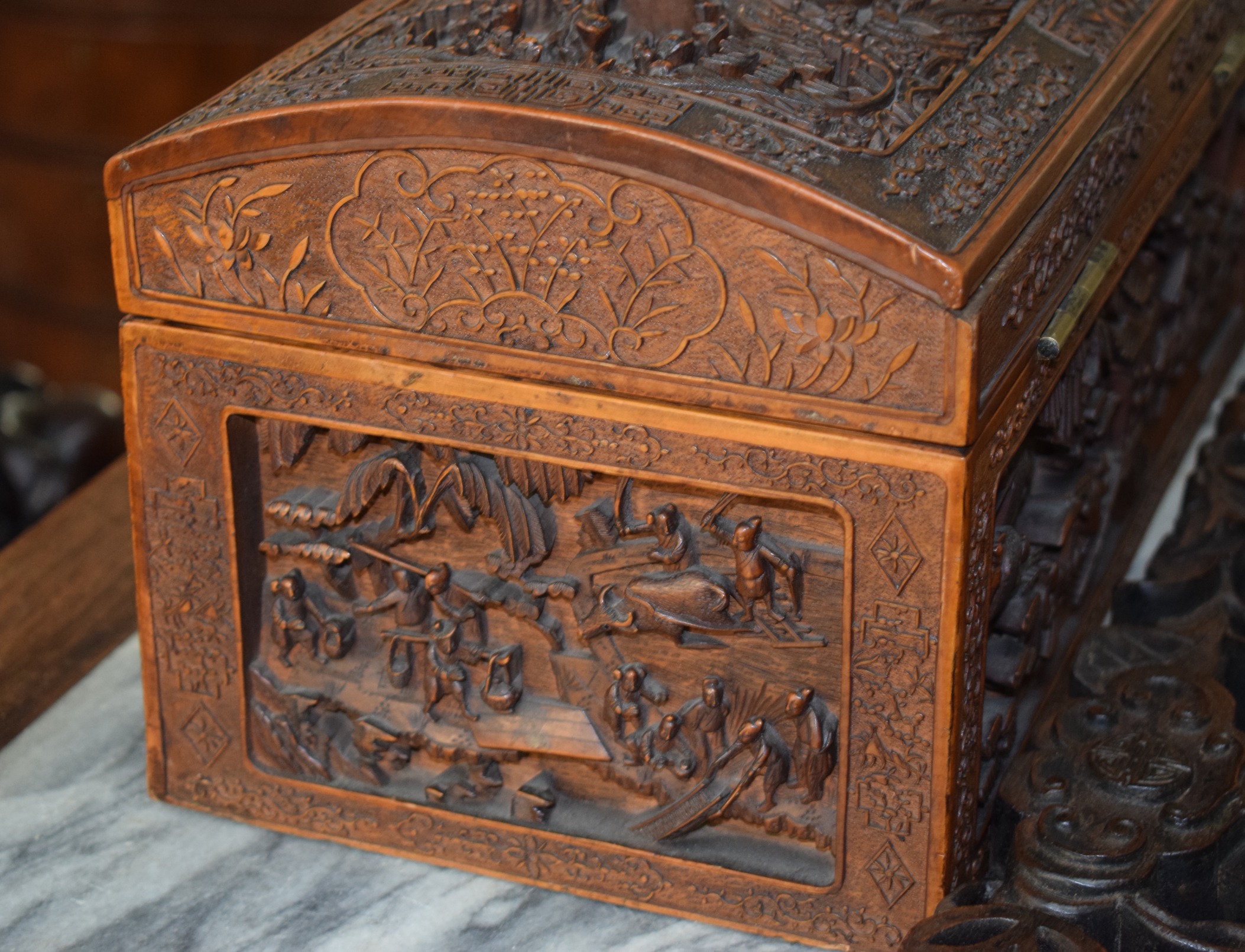 AN IMPORTANT LARGE 18TH/19TH CENTURY CHINESE CARVED SANDALWOOD CASKET AND COVER by Sung Sing Gung, - Bild 7 aus 7