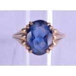 AN ANTIQUE 9CT GOLD AND SAPPHIRE RING. Size R/S.