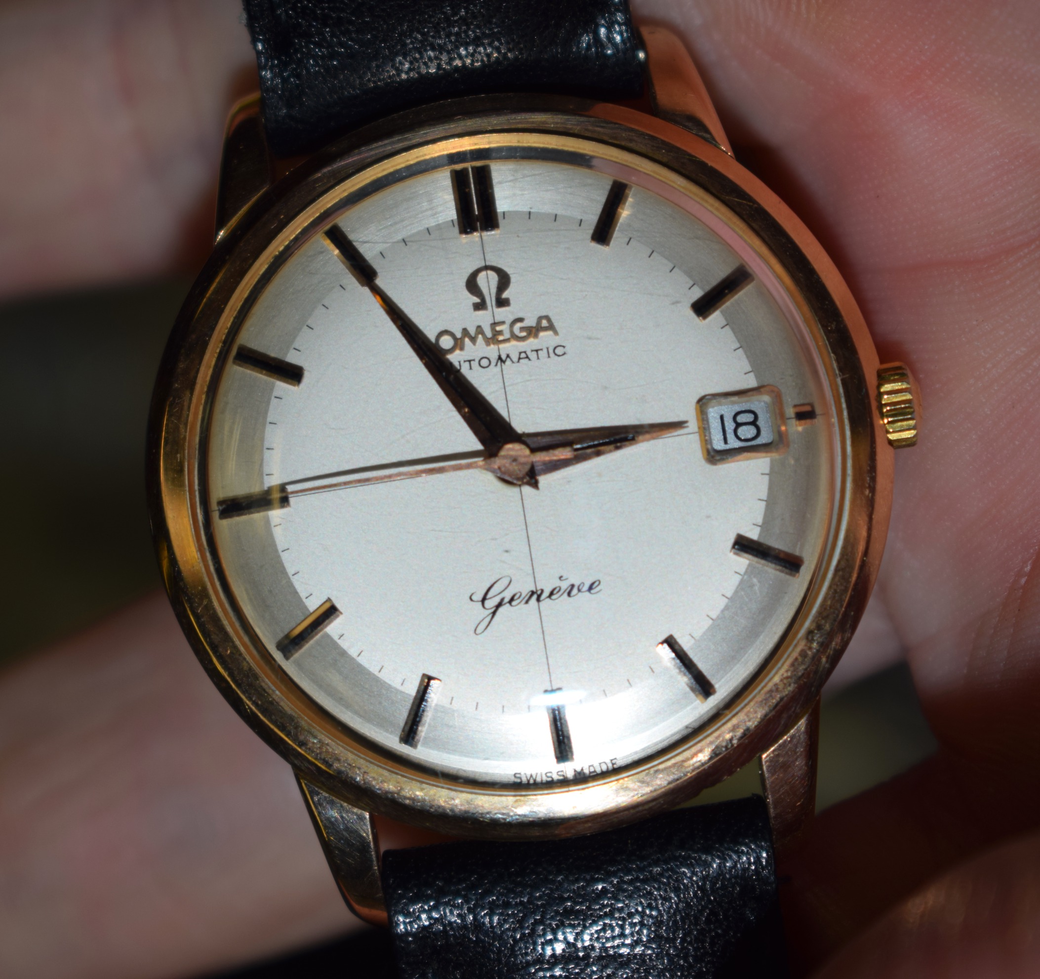 AN 18CT GOLD OMEGA AUTOMATIC GENEVE WRISTWATCH with silvered dial and black numerals. Overall 40 - Image 3 of 7