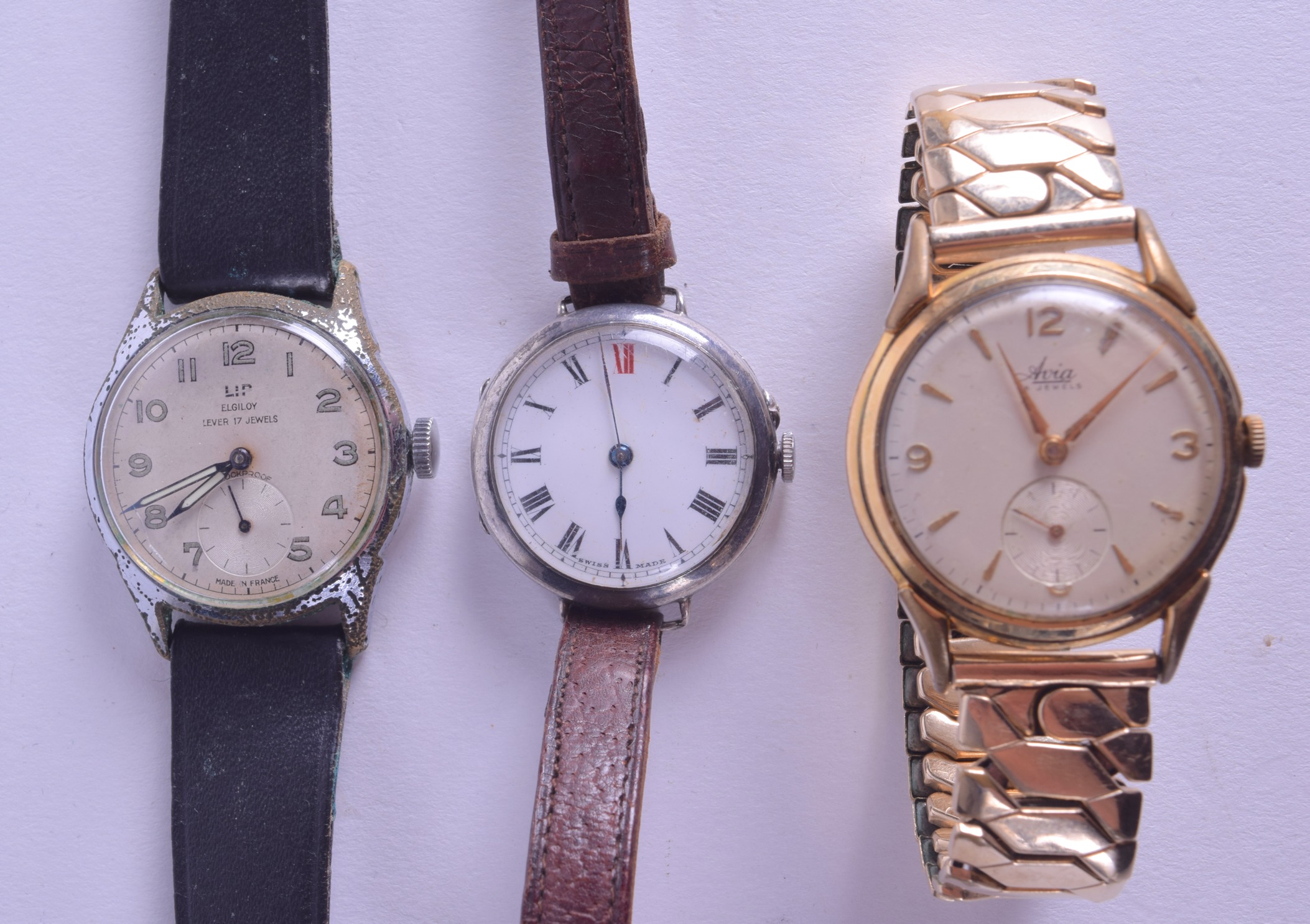 A GROUP OF THREE VINTAGE WRISTWATCHES including a yellow metal Avia. (3)