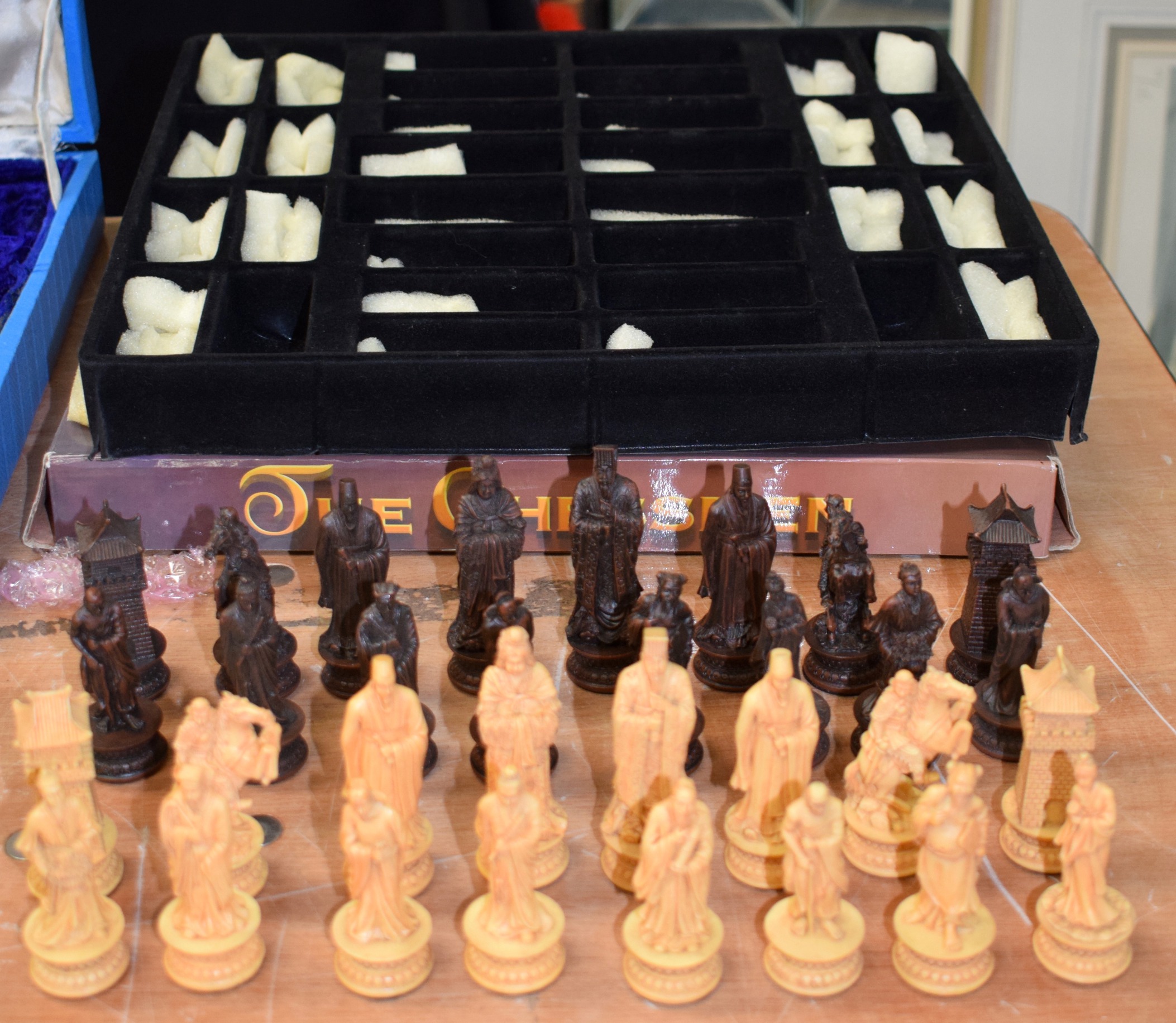 A 20TH CENTURY RESIN CHESS SET, of Chinese theme. King height 9 cm.