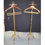 A STYLISH PAIR OF VINTAGE VALET STANDS, with curved brass feet and mahogany hanger. 132 cm.