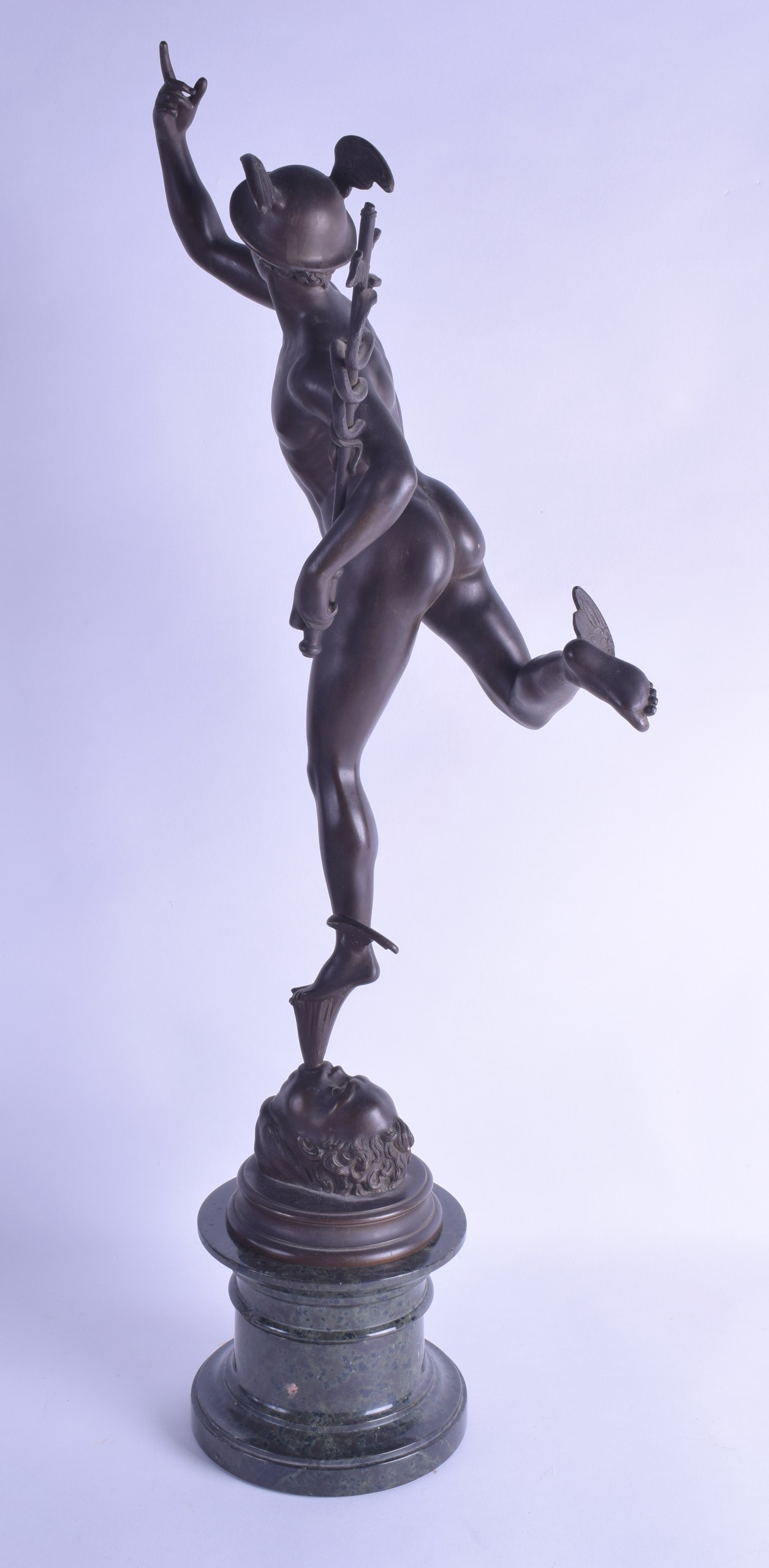 A GOOD 19TH CENTURY ITALIAN BRONZE GRAND TOUR FIGURE OF MERCURY supported upon a well carved - Bild 2 aus 2