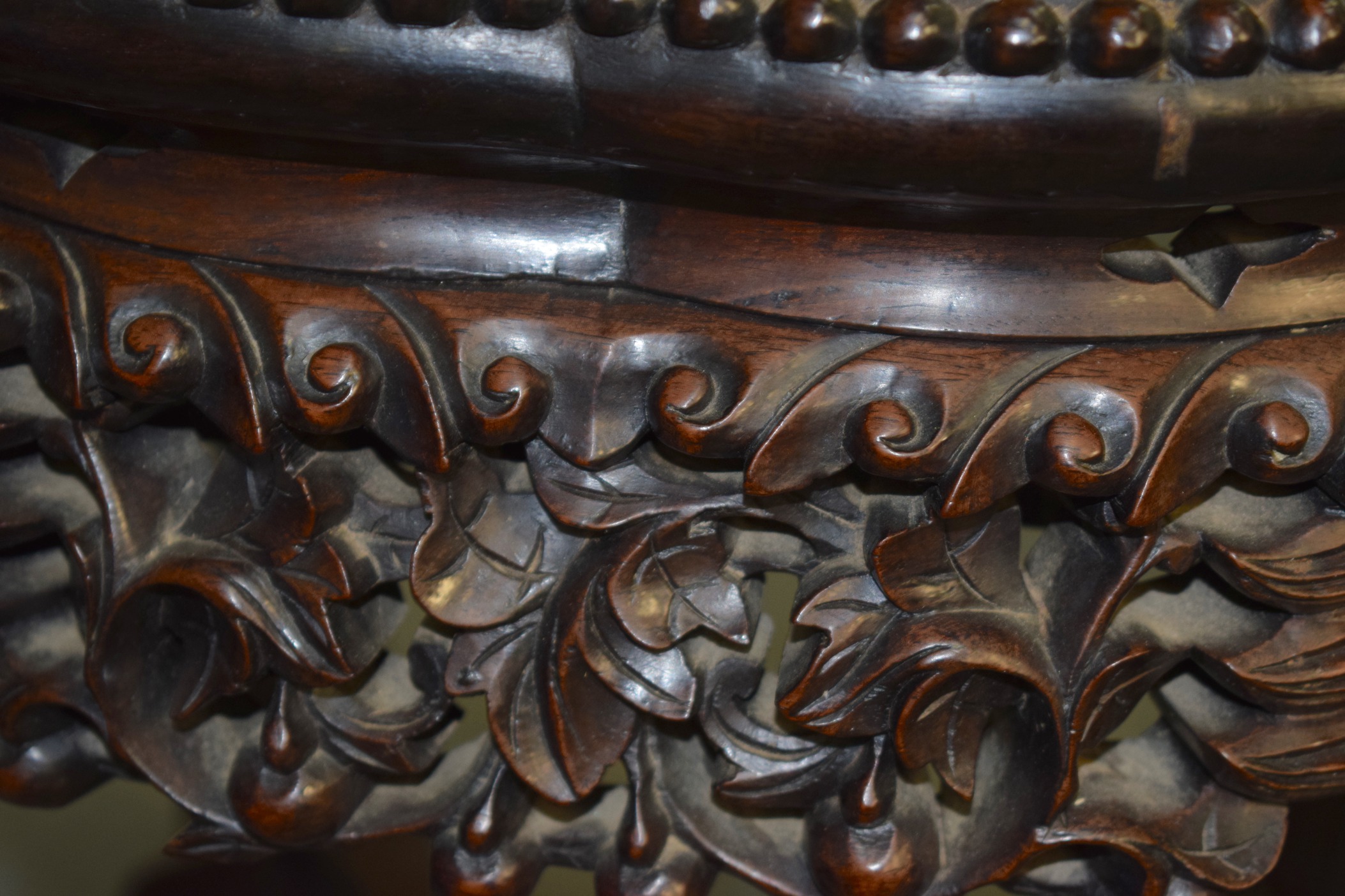 A 19TH CENTURY MARBLE INSET LOBED CHINESE STAND, with carved foliate frieze. 46 cm x 54 cm. - Bild 2 aus 4