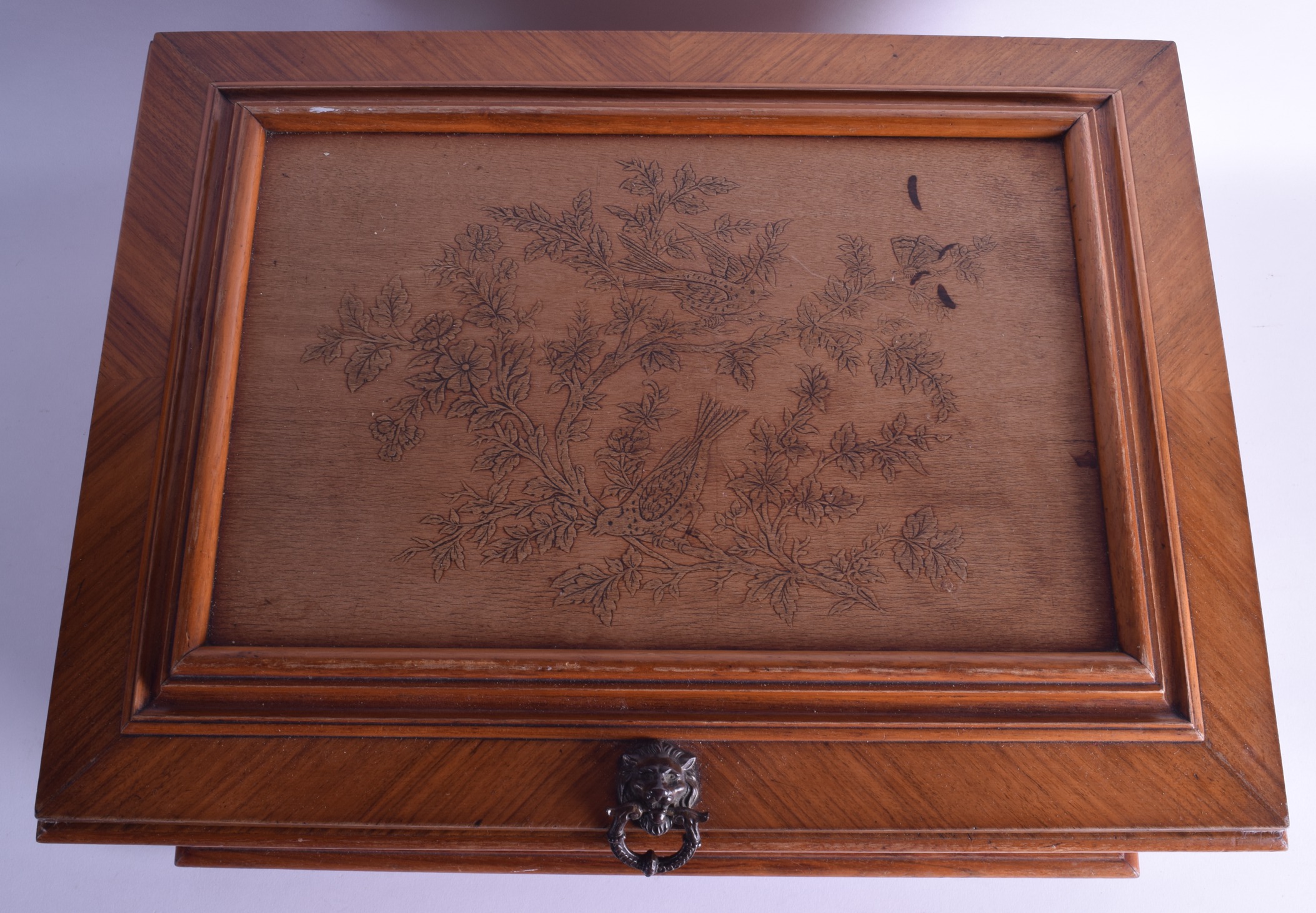 A LARGE 19TH CENTURY SWISS POLYPHON TABLE MUSICAL BOX containing numerous discs, encased within a - Bild 2 aus 8