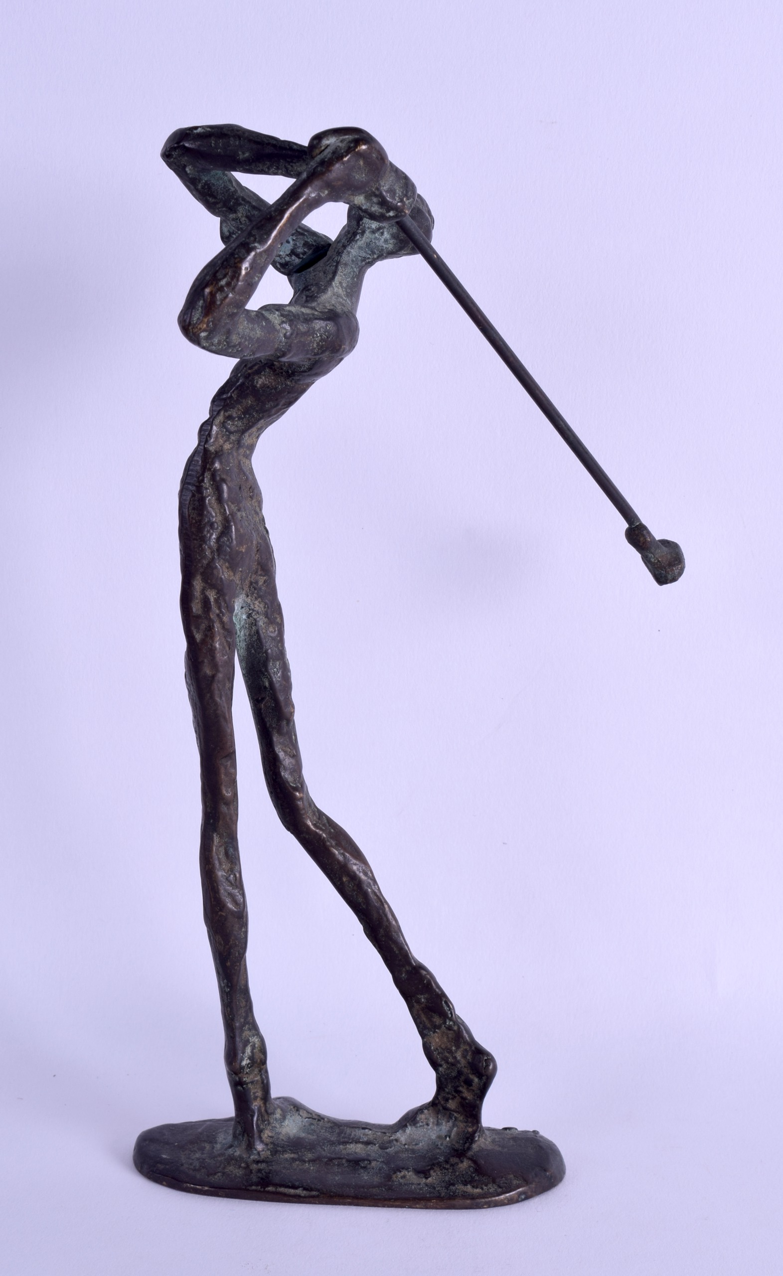 AN ABSTRACT BRONZE FIGURE OF A STANDING GOLFER of stylised form, upon an oval base. 24 cm high. - Image 2 of 2