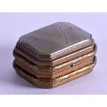 AN EARLY 20TH CENTURY FRENCH BRASS AND AGATE SNUFF BOX. 3.5 cm wide.
