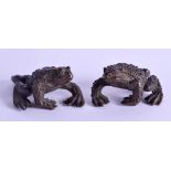 A PAIR OF JAPANESE TAISHO PERIOD BRONZE TOADS. 5.5 cm wide.