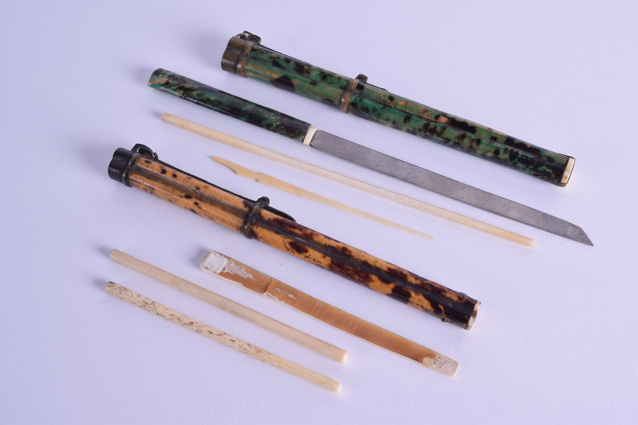 AN UNUSUAL PAIR OF CHINESE QING DYNASTY STAINED TORTOISESHELL TRAVELLING CHOPSTICKS with engraved - Image 2 of 3