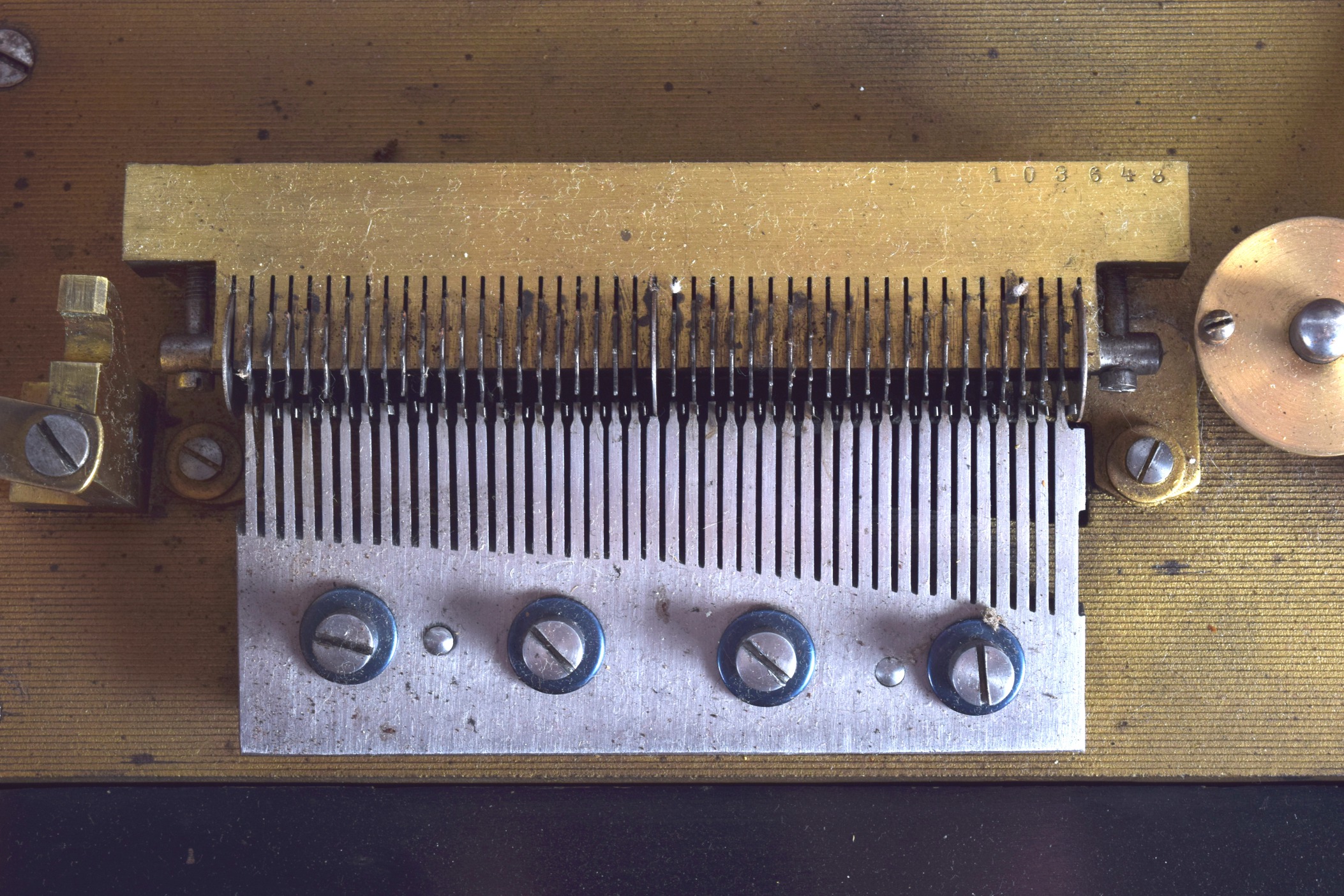 A LARGE 19TH CENTURY SWISS POLYPHON TABLE MUSICAL BOX containing numerous discs, encased within a - Bild 5 aus 8