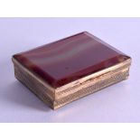 A LATE 19TH CENTURY FRENCH GILT METAL AND AGATE SNUFF BOX. 6.25 cm wide.