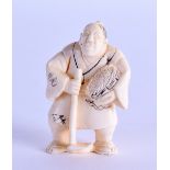 AN EARLY 20TH CENTURY JAPANESE MEIJI PERIOD CARVED IVORY NETSUKE modelled as a male farming. 5 cm