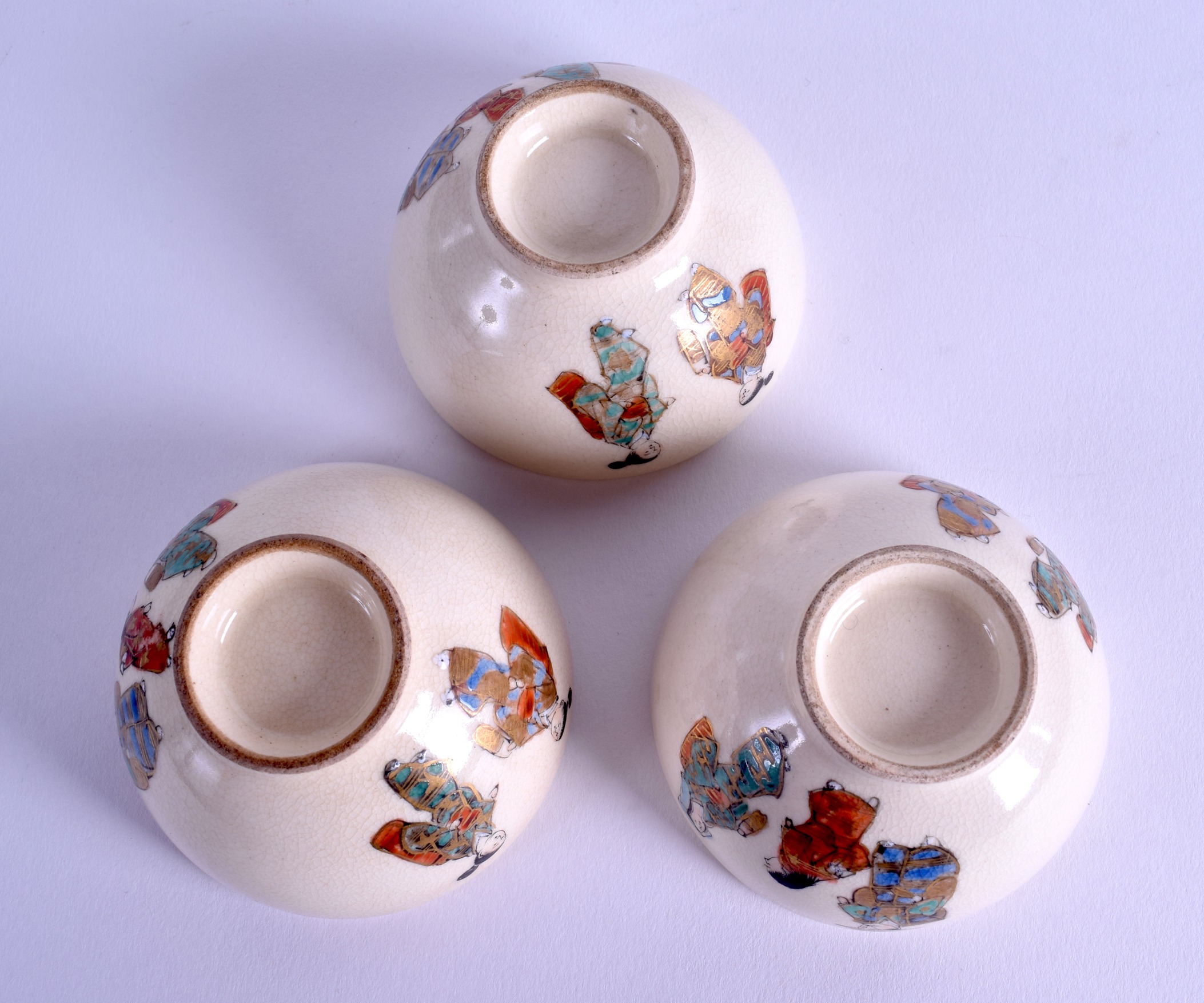 A SET OF THREE EARLY 20TH CENTURY JAPANESE MEIJI PERIOD SATSUMA TEABOWLS painted with figures. 7 - Image 3 of 3